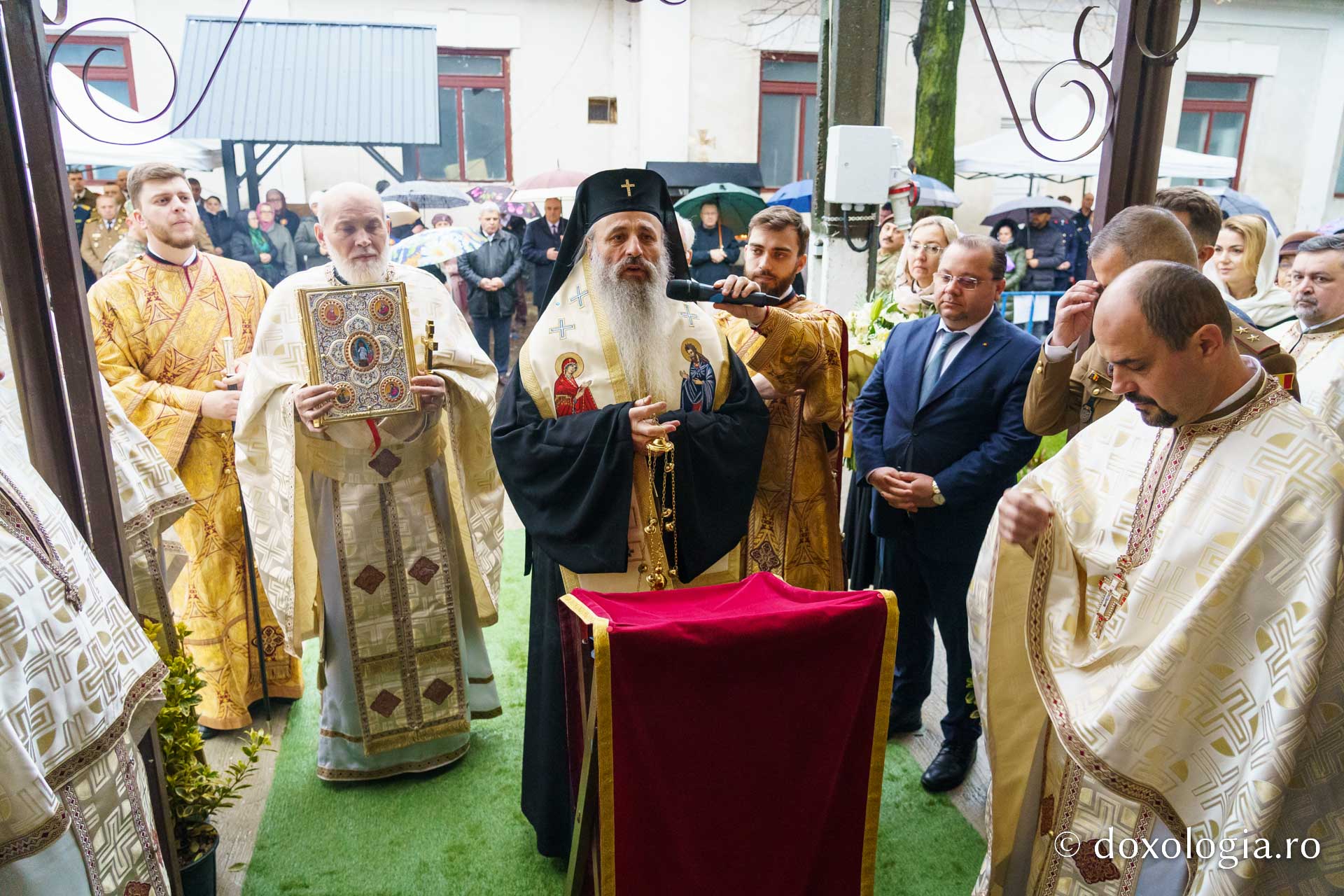 Militarii, în rugăciune în Duminica Sfintei Maria Egipteanca, Capela militară din Piatra Neamț, resfințită de IPS Teofan