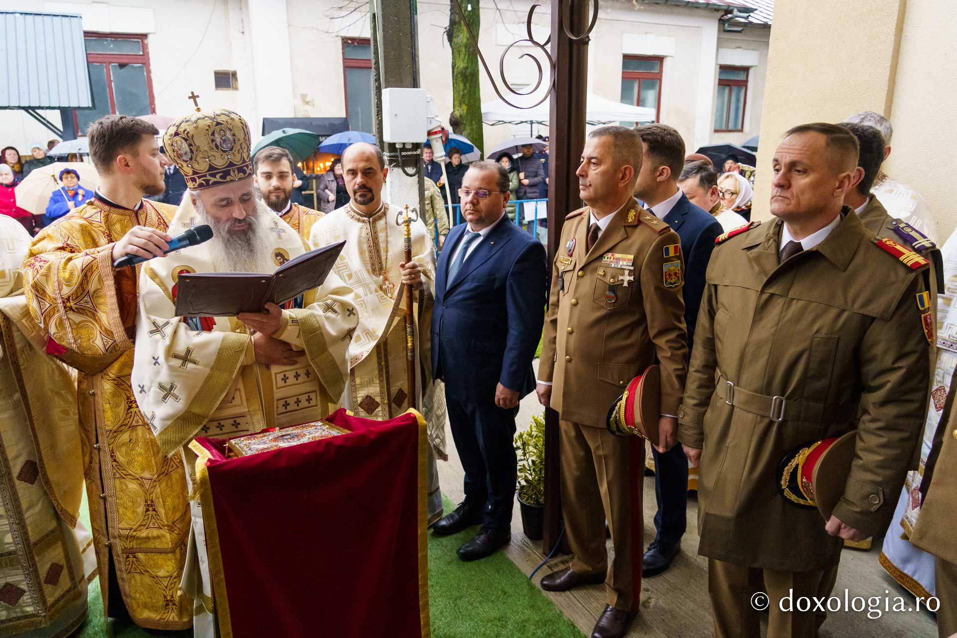 Militarii, în rugăciune în Duminica Sfintei Maria Egipteanca, Capela militară din Piatra Neamț, resfințită de IPS Teofan