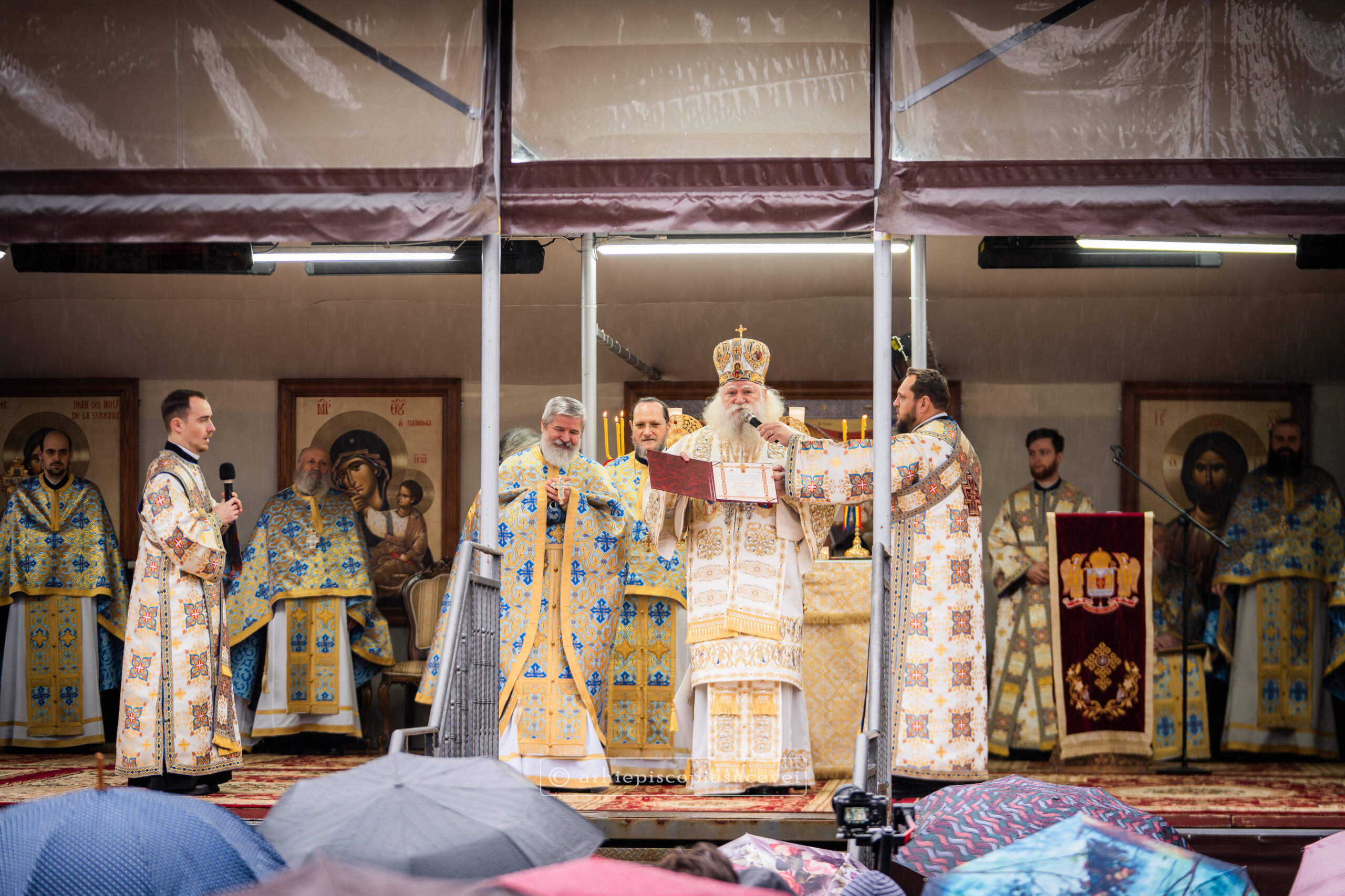 Părintele Vasile Ioana a primit cea mai mare distincție a Arhiepiscopiei Sucevei și Rădăuților