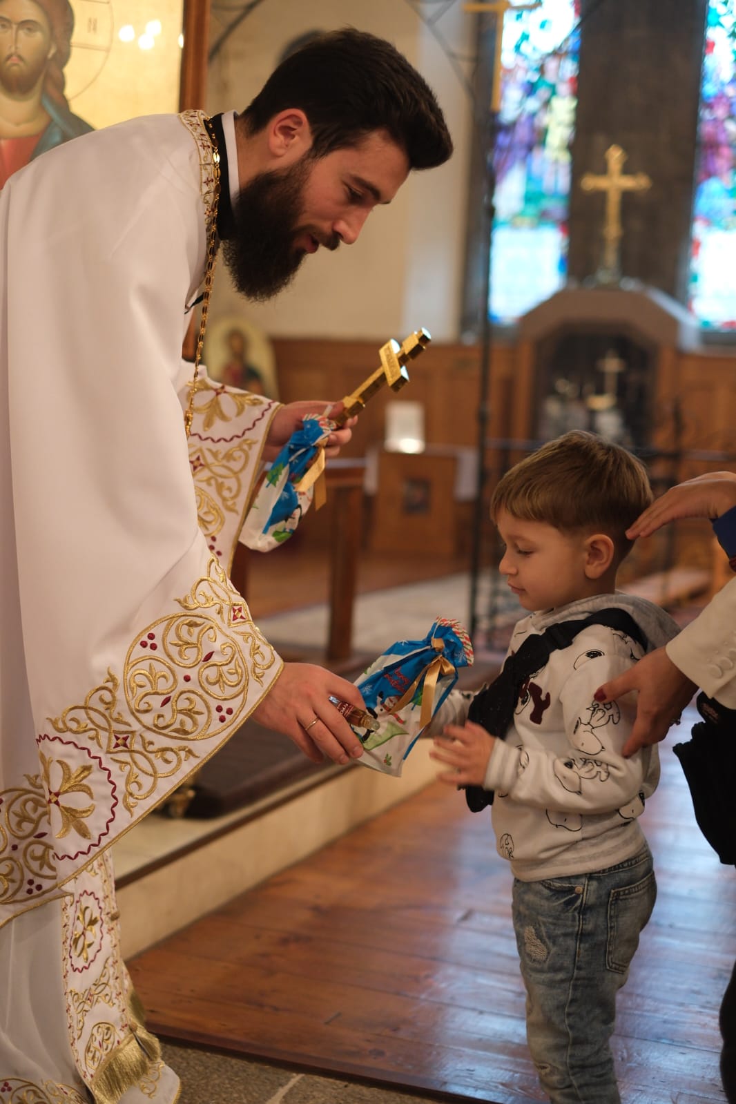 Preotul de pe șantier: Povestea părintelui Nicolae, care zidește suflete în pauza de masă — „Nu suntem singuri printre străini dacă Îl avem pe Hristos cu noi”