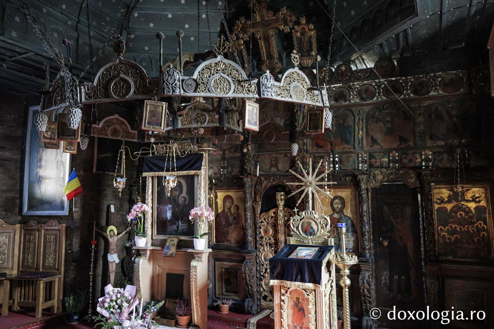Candelabrul de lemn din biserica din Jigoreni