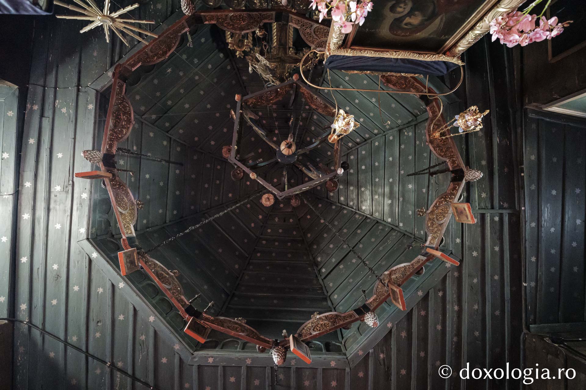 Candelabrul de lemn din biserica din Jigoreni