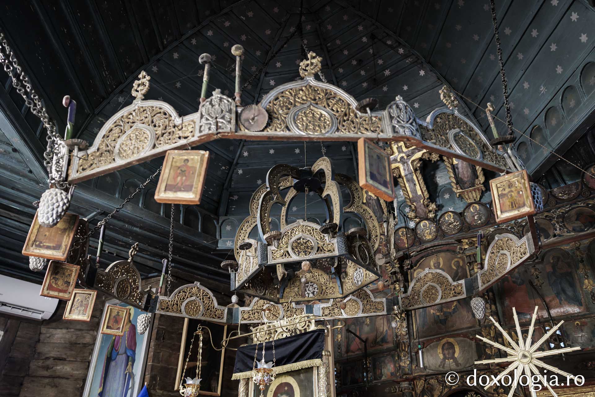 Candelabrul de lemn din biserica din Jigoreni