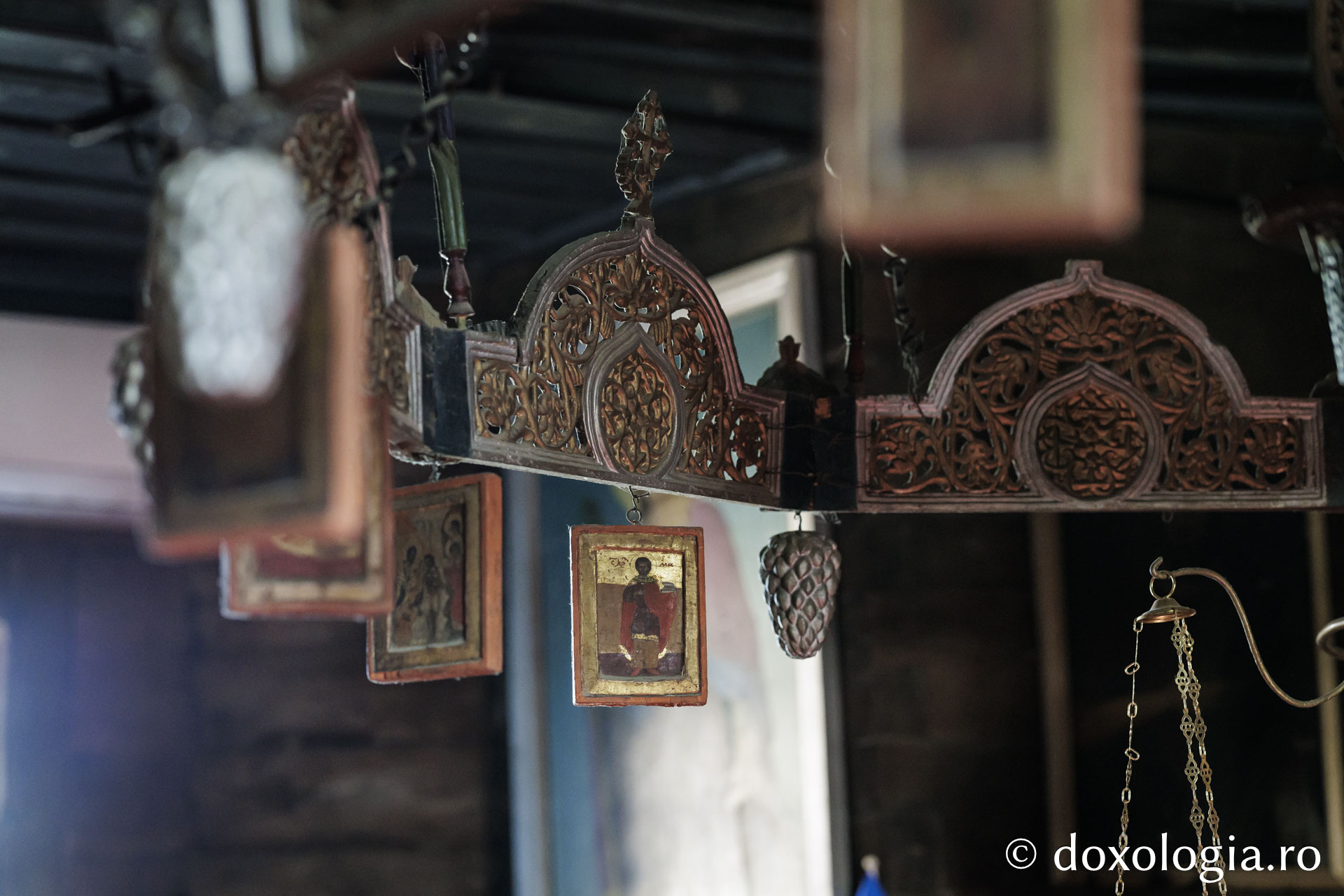 Candelabrul de lemn din biserica din Jigoreni