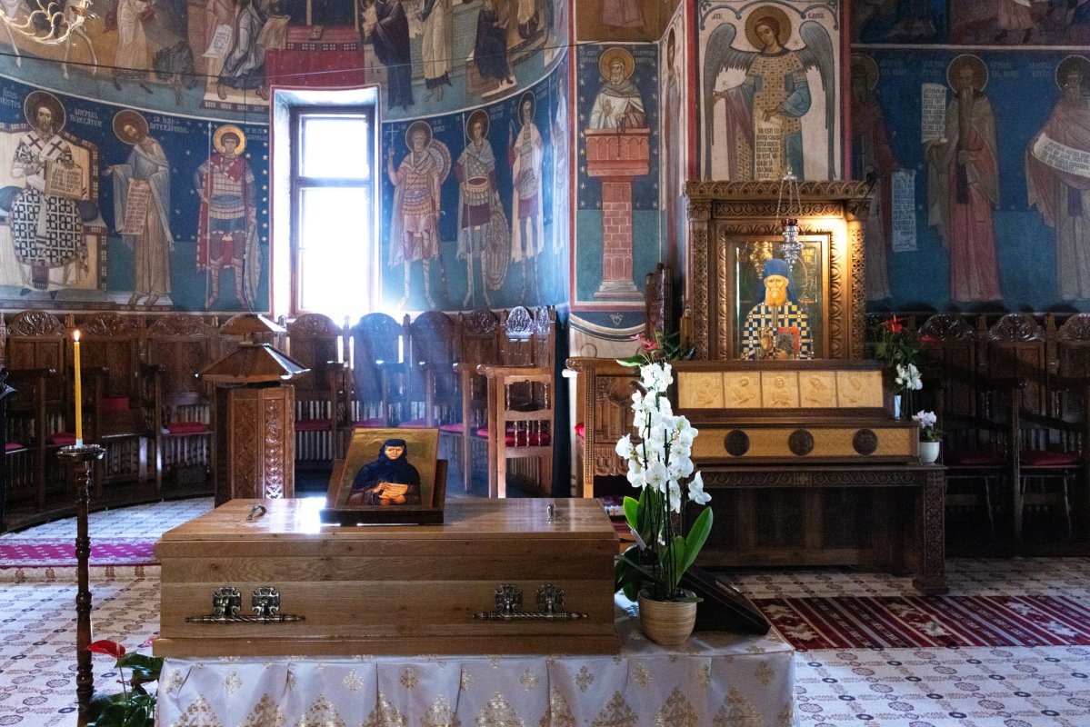 Au fost deshumate moaștele Sfintei Cuvioase Filotimia de la Râmeț