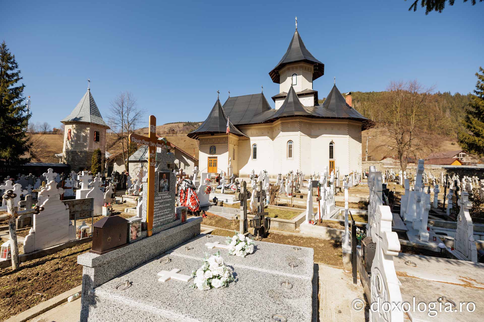 Cimitirul satului Farcașa din Județul Neamț
