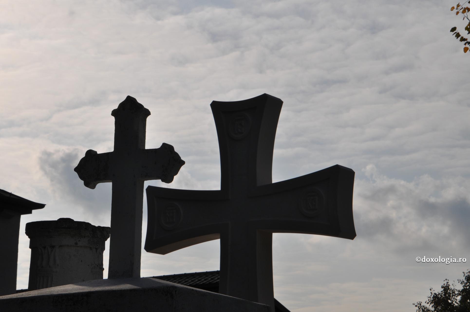 Cruci în curtea Bisericii „Sfinții Voievozi - Roșca” Iași