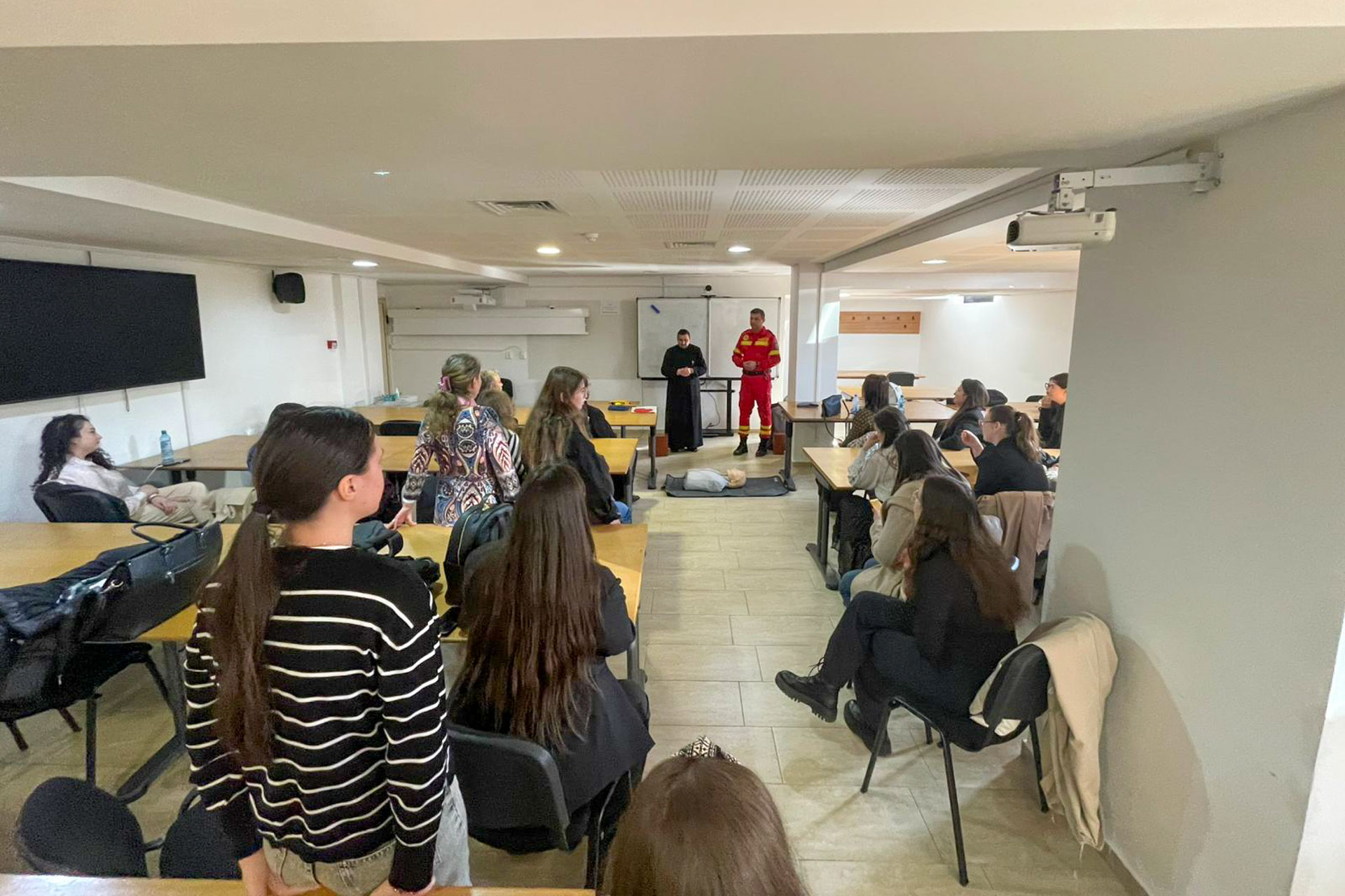 Curs practic de prim ajutor pentru studenții Facultății de Teologie Ortodoxă din Iași