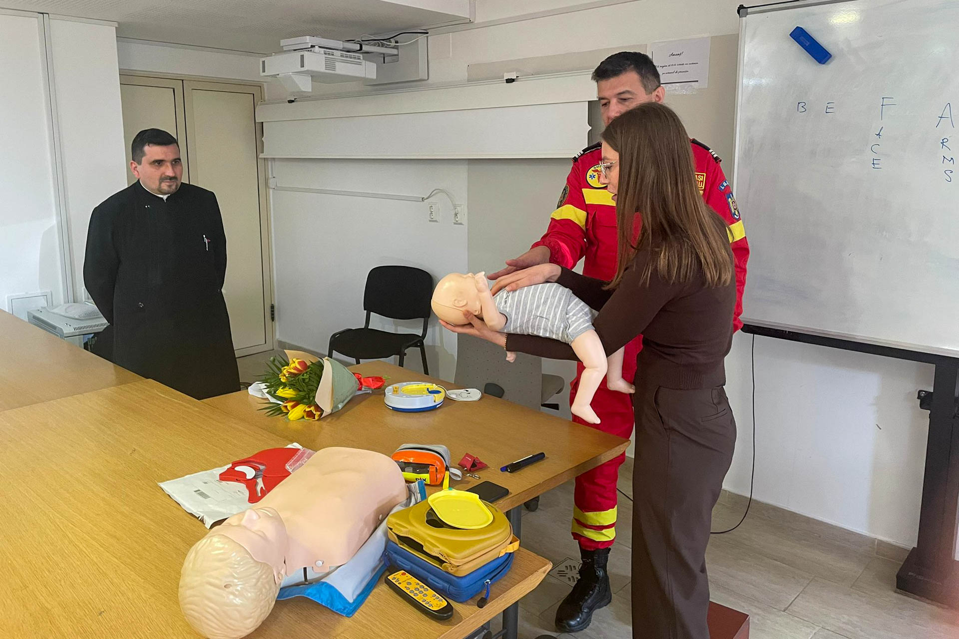 Curs practic de prim ajutor pentru studenții Facultății de Teologie Ortodoxă din Iași