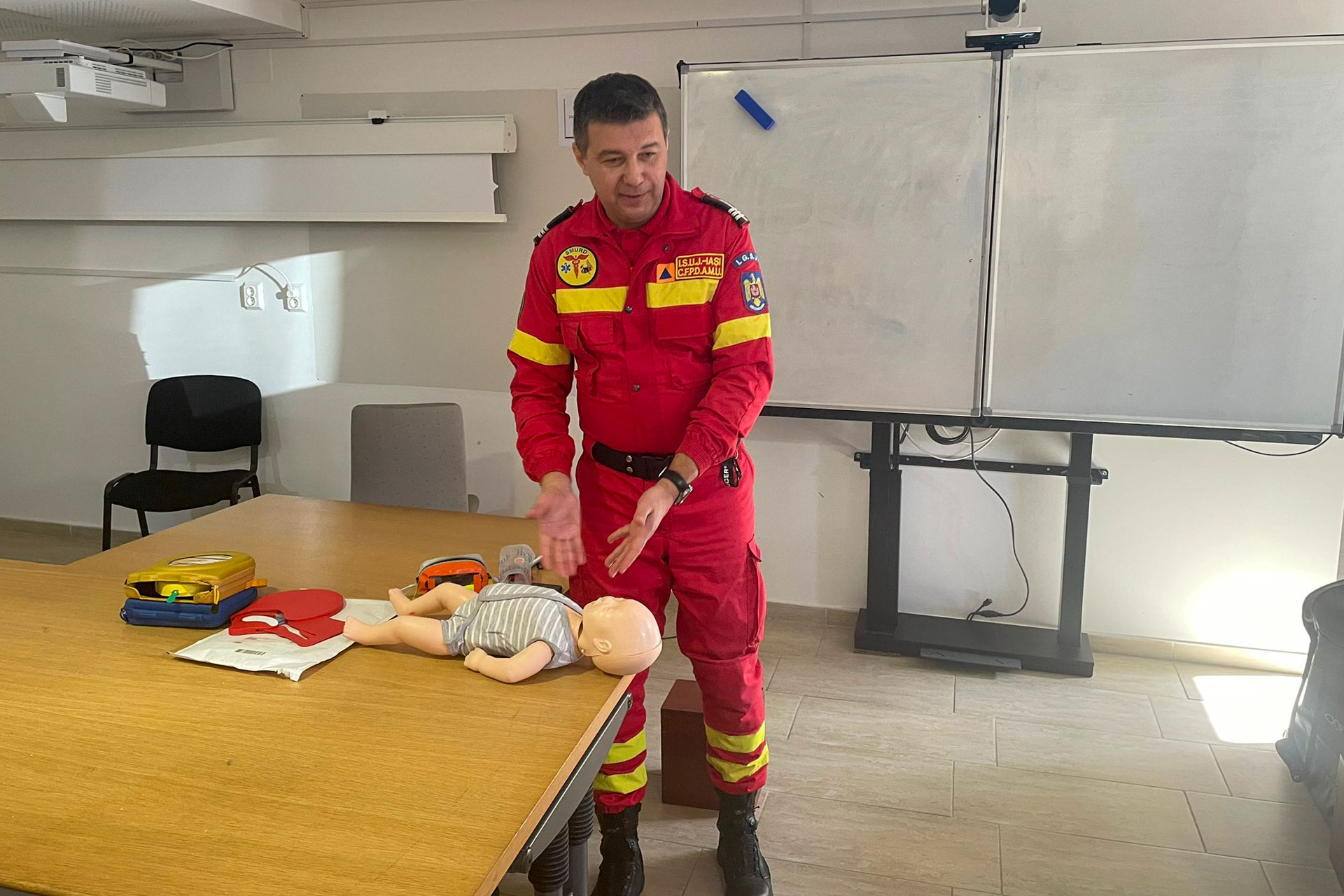 Curs practic de prim ajutor pentru studenții Facultății de Teologie Ortodoxă din Iași