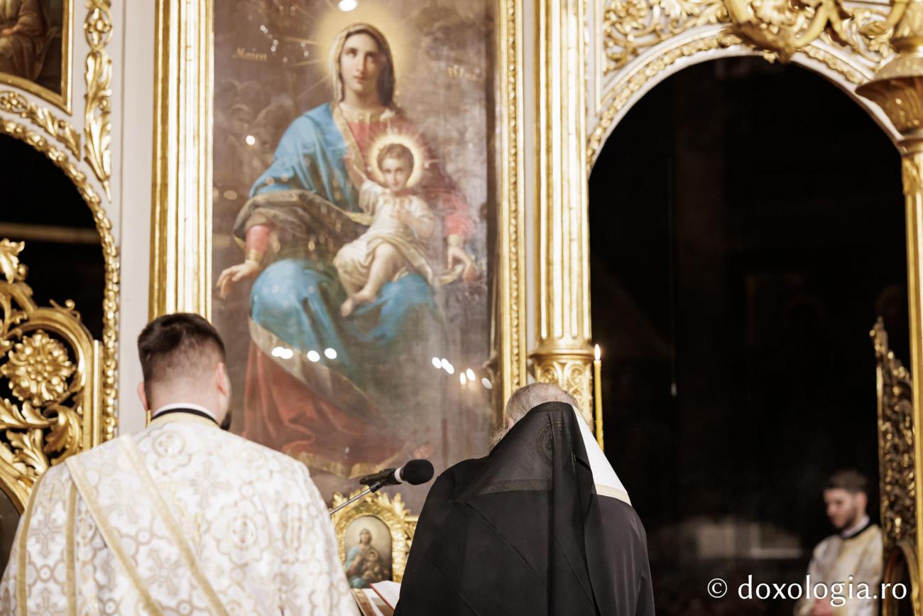 Părintele Mitropolit, la Denia Acatistului: „Să alergăm cu stăruință la Preasfânta Născătoare de Dumnezeu pentru că ne păzește de cohortele puterii întunericului”