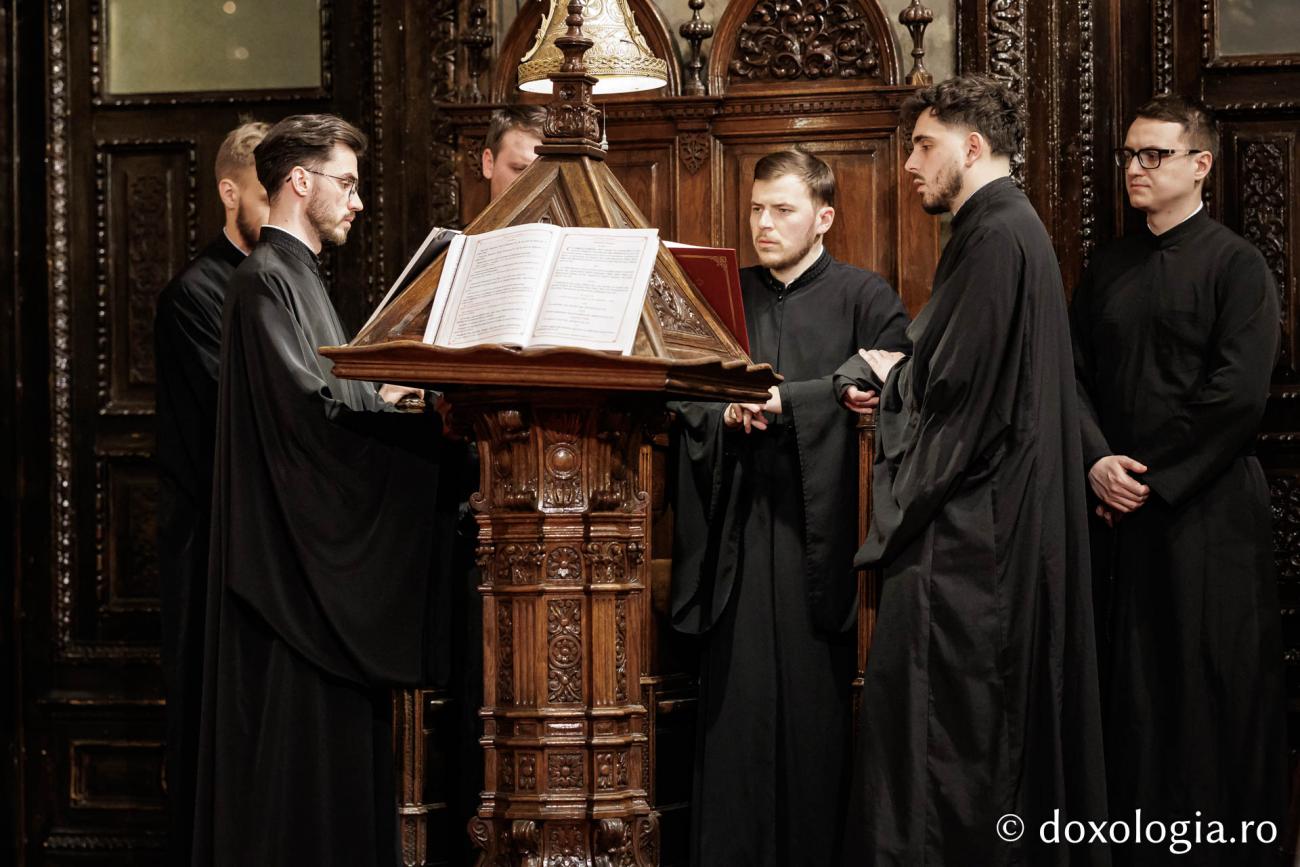 Părintele Mitropolit, la Denia Acatistului: „Să alergăm cu stăruință la Preasfânta Născătoare de Dumnezeu pentru că ne păzește de cohortele puterii întunericului”