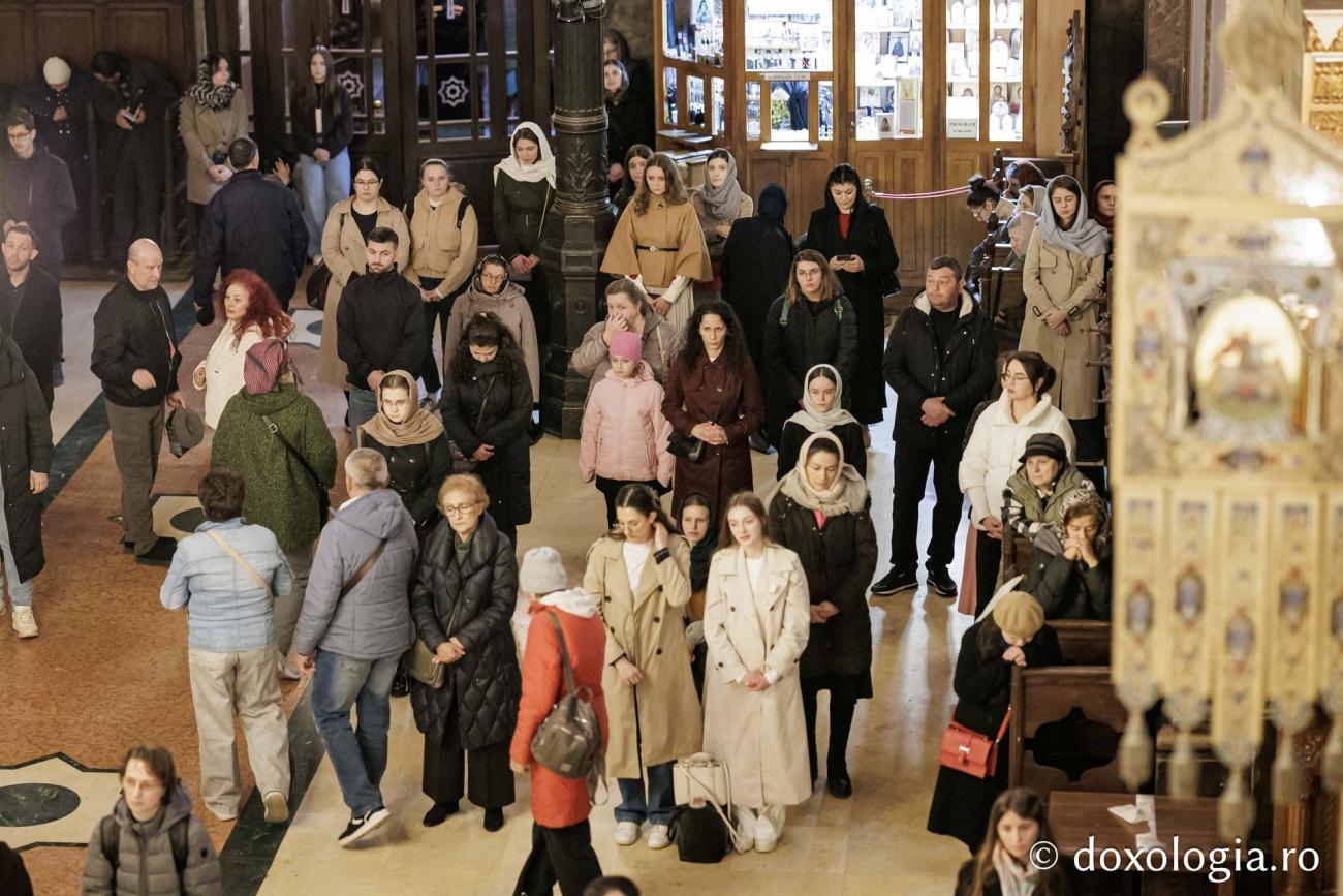 Părintele Mitropolit, la Denia Acatistului: „Să alergăm cu stăruință la Preasfânta Născătoare de Dumnezeu pentru că ne păzește de cohortele puterii întunericului”