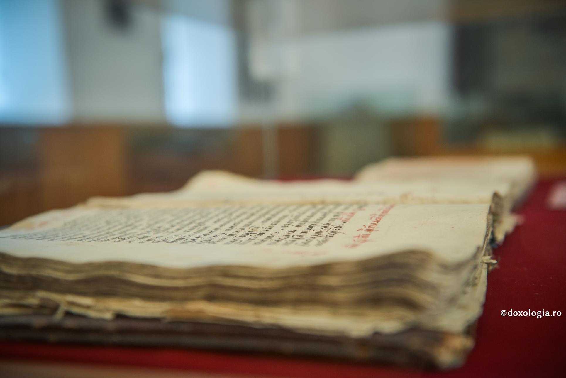 carte veche deschisă