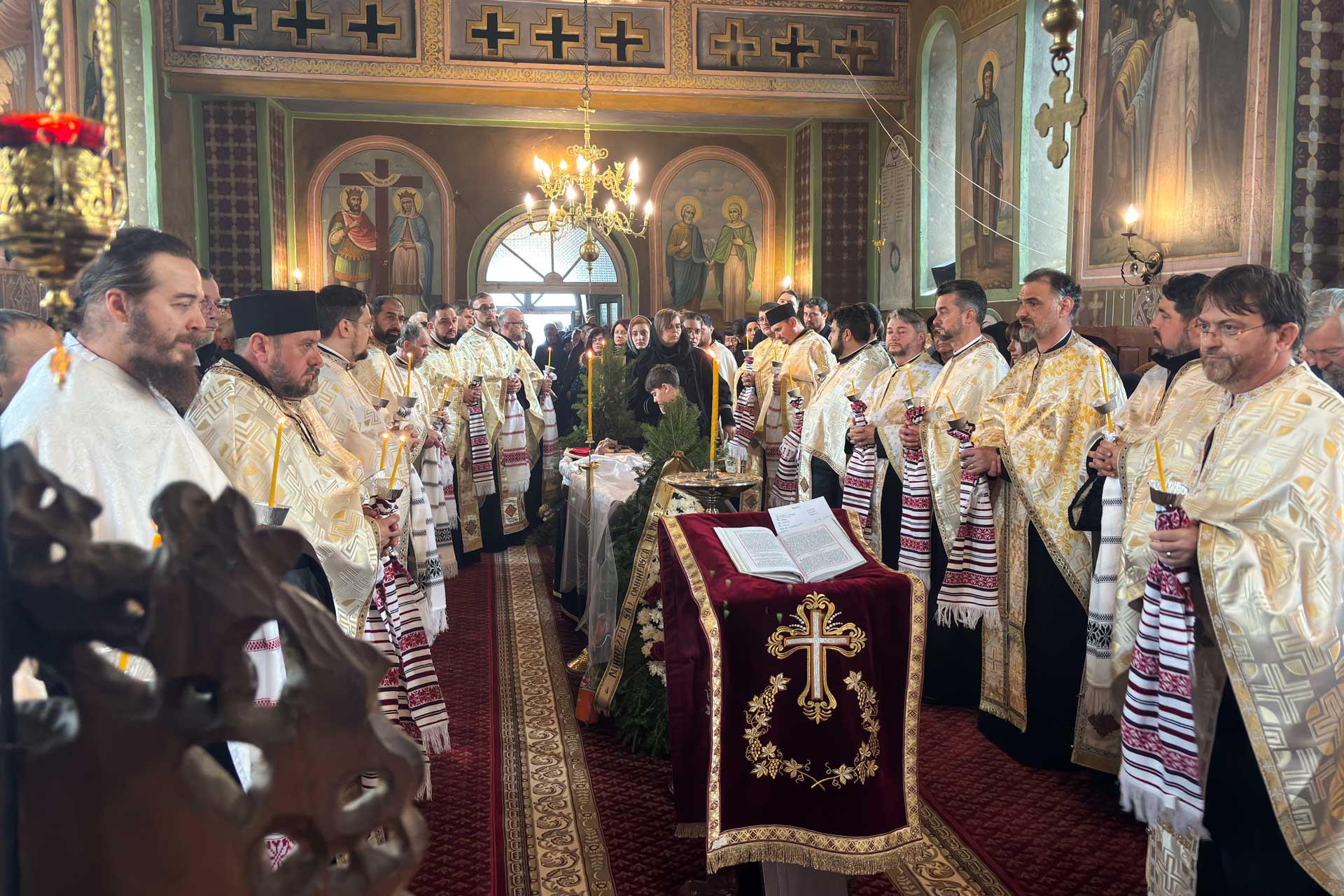 IPS Teofan a săvârșit slujba înmormântării pentru părintele Ovidiu-Mihai Ungurianu, vrednicul slujitor al Parohiei Borniș