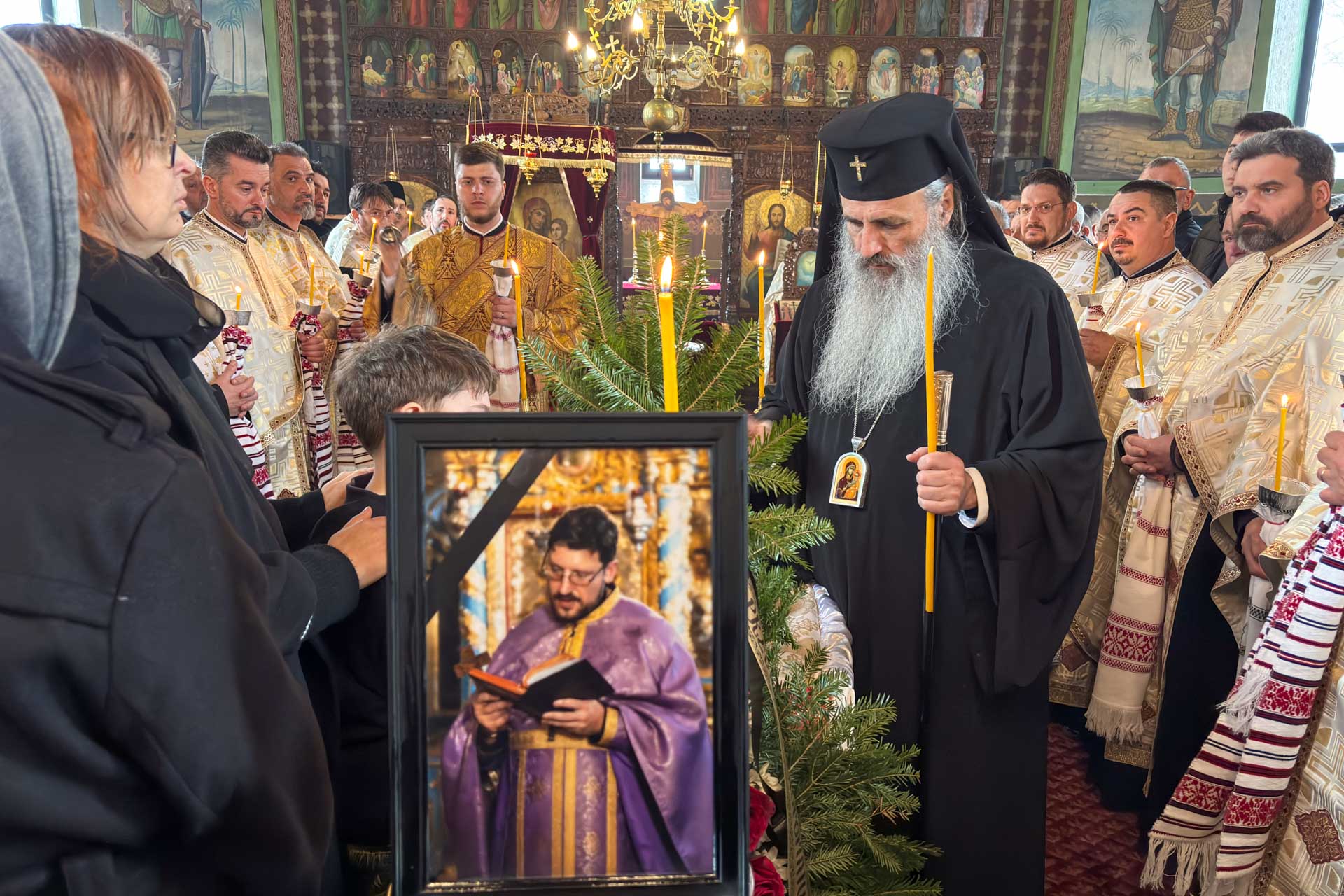IPS Teofan a săvârșit slujba înmormântării pentru părintele Ovidiu-Mihai Ungurianu, vrednicul slujitor al Parohiei Borniș