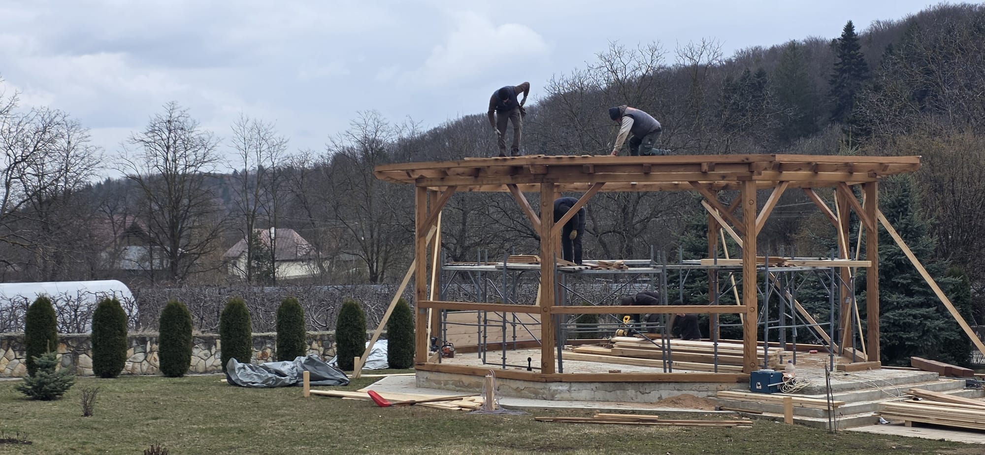 Mănăstirea Almaș construiește un altar de vară închinat Sfintei Ana