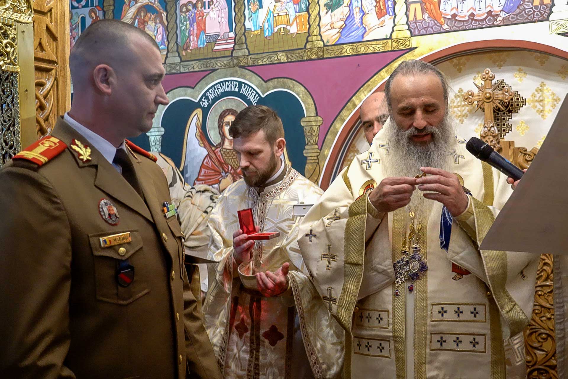 Militarii, în rugăciune în Duminica Sfintei Maria Egipteanca, Capela militară din Piatra Neamț, resfințită de IPS Teofan