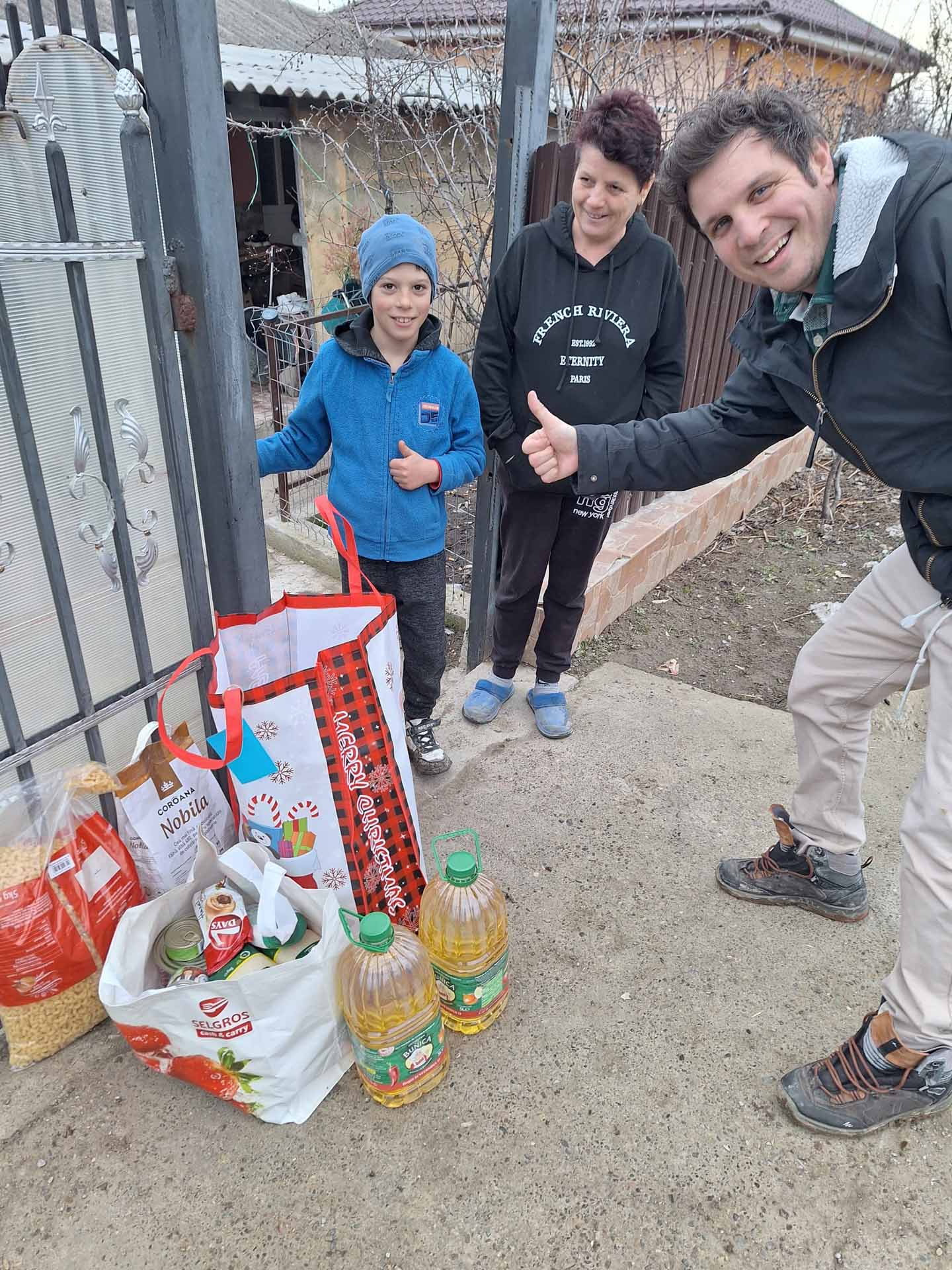 O nouă acțiune de sprijin pentru 40 de copii din Iași, Botoșani și Neamț, prin Bursele „Brațele Părintești”