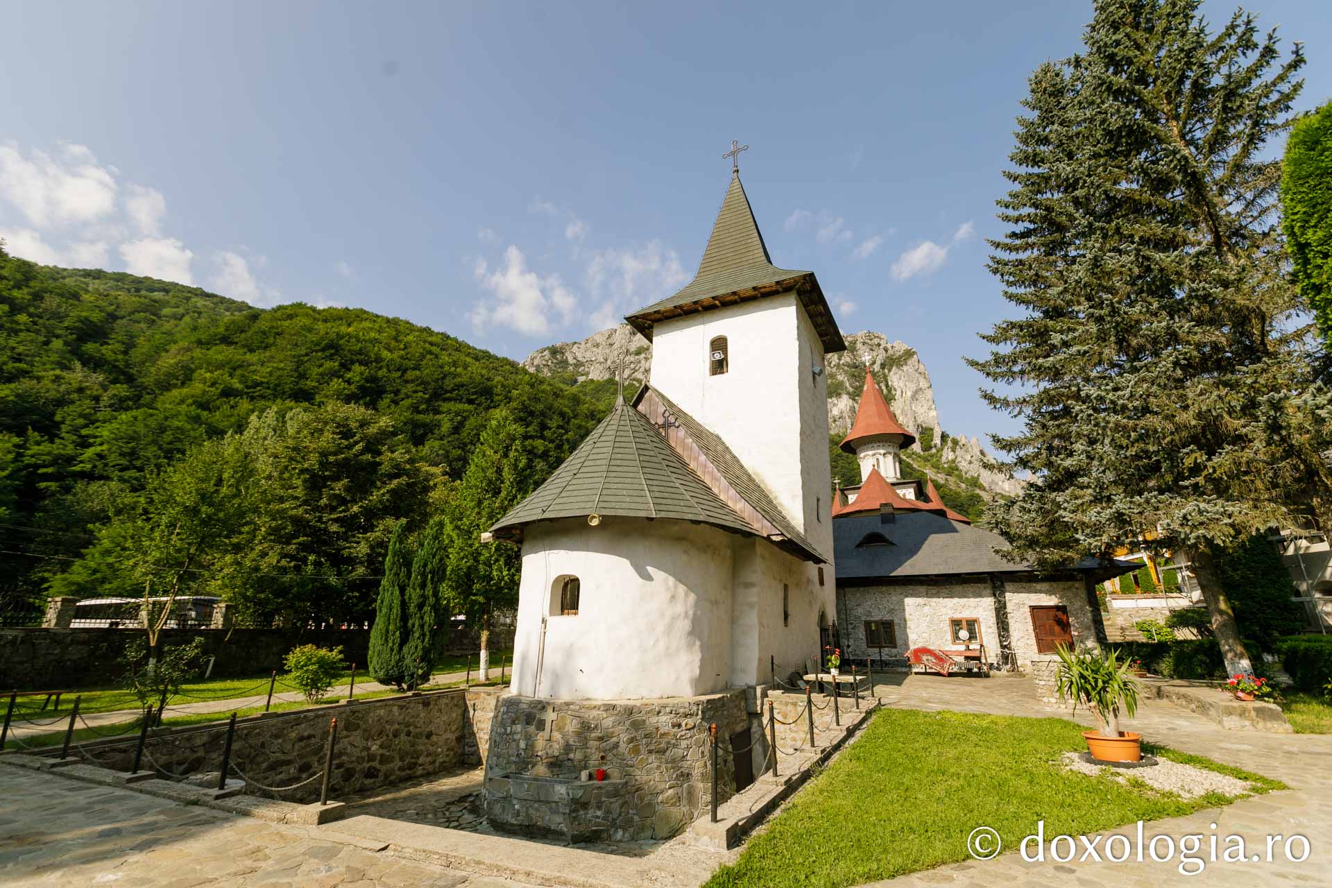 Veșmântul pictural al bisericii vechi de la Mănăstirea Râmeț