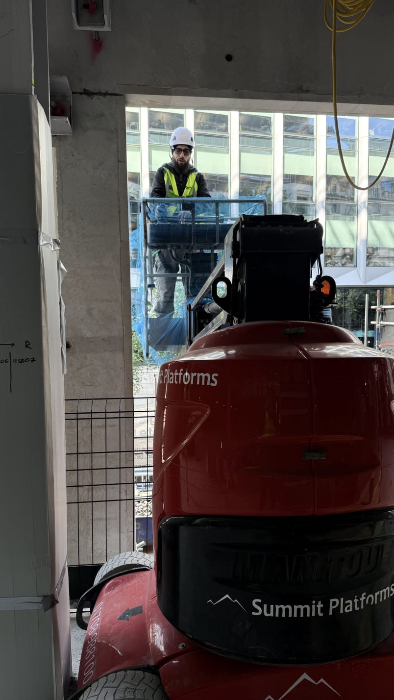 Preotul de pe șantier: Povestea părintelui Nicolae, care zidește suflete în pauza de masă — „Nu suntem singuri printre străini dacă Îl avem pe Hristos cu noi”