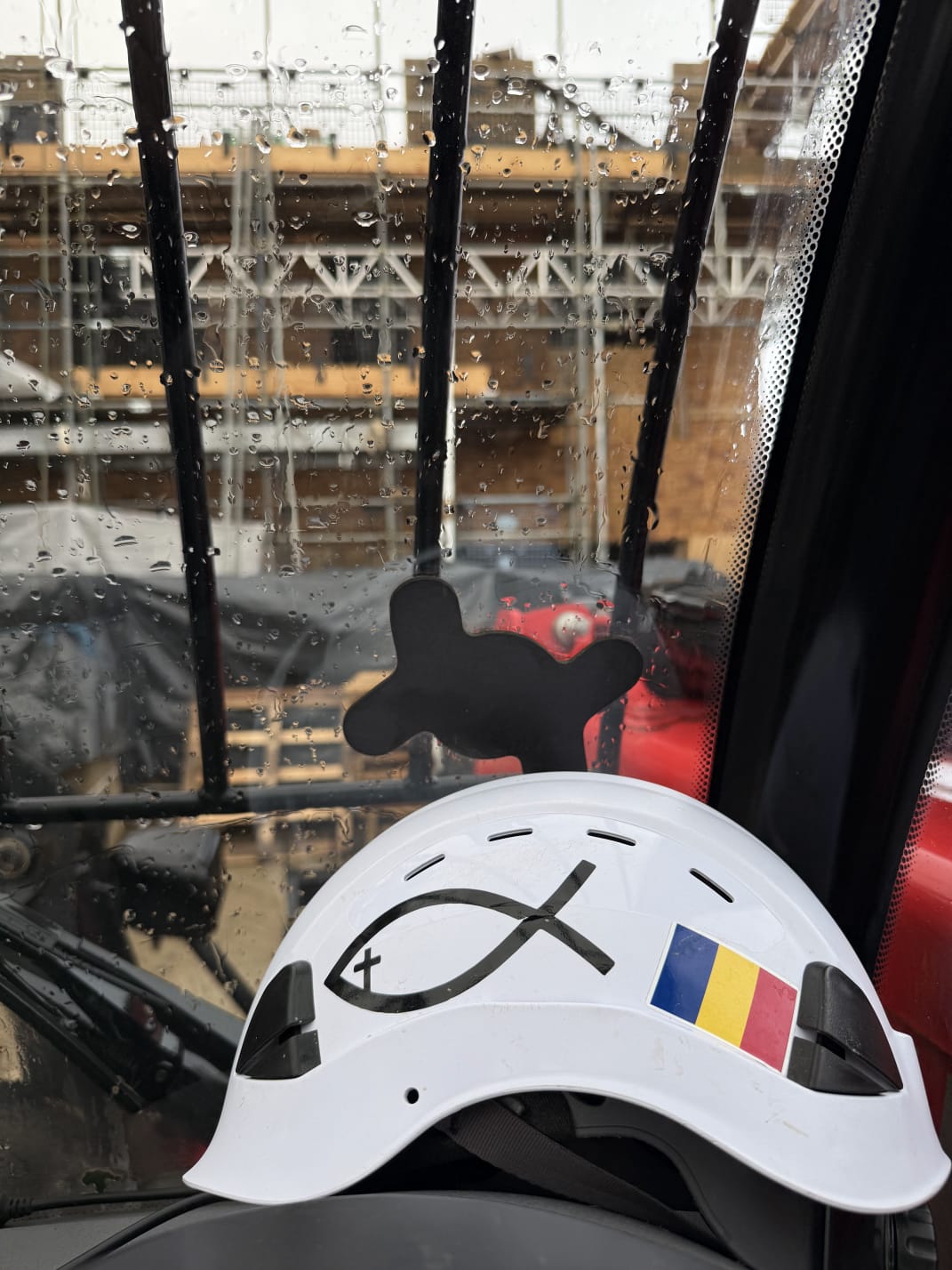 Preotul de pe șantier: Povestea părintelui Nicolae, care zidește suflete în pauza de masă — „Nu suntem singuri printre străini dacă Îl avem pe Hristos cu noi”