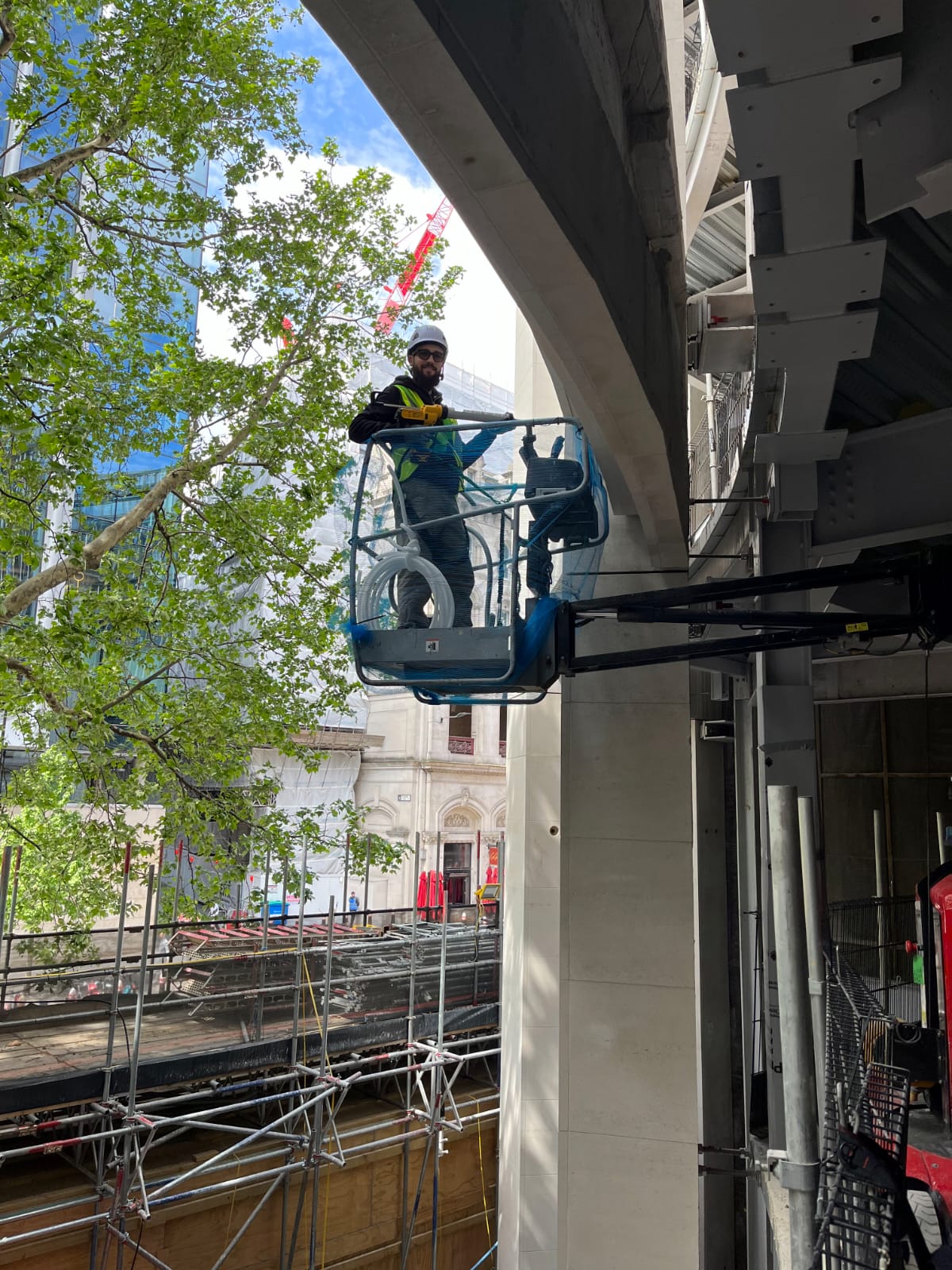 Preotul de pe șantier: Povestea părintelui Nicolae, care zidește suflete în pauza de masă — „Nu suntem singuri printre străini dacă Îl avem pe Hristos cu noi”