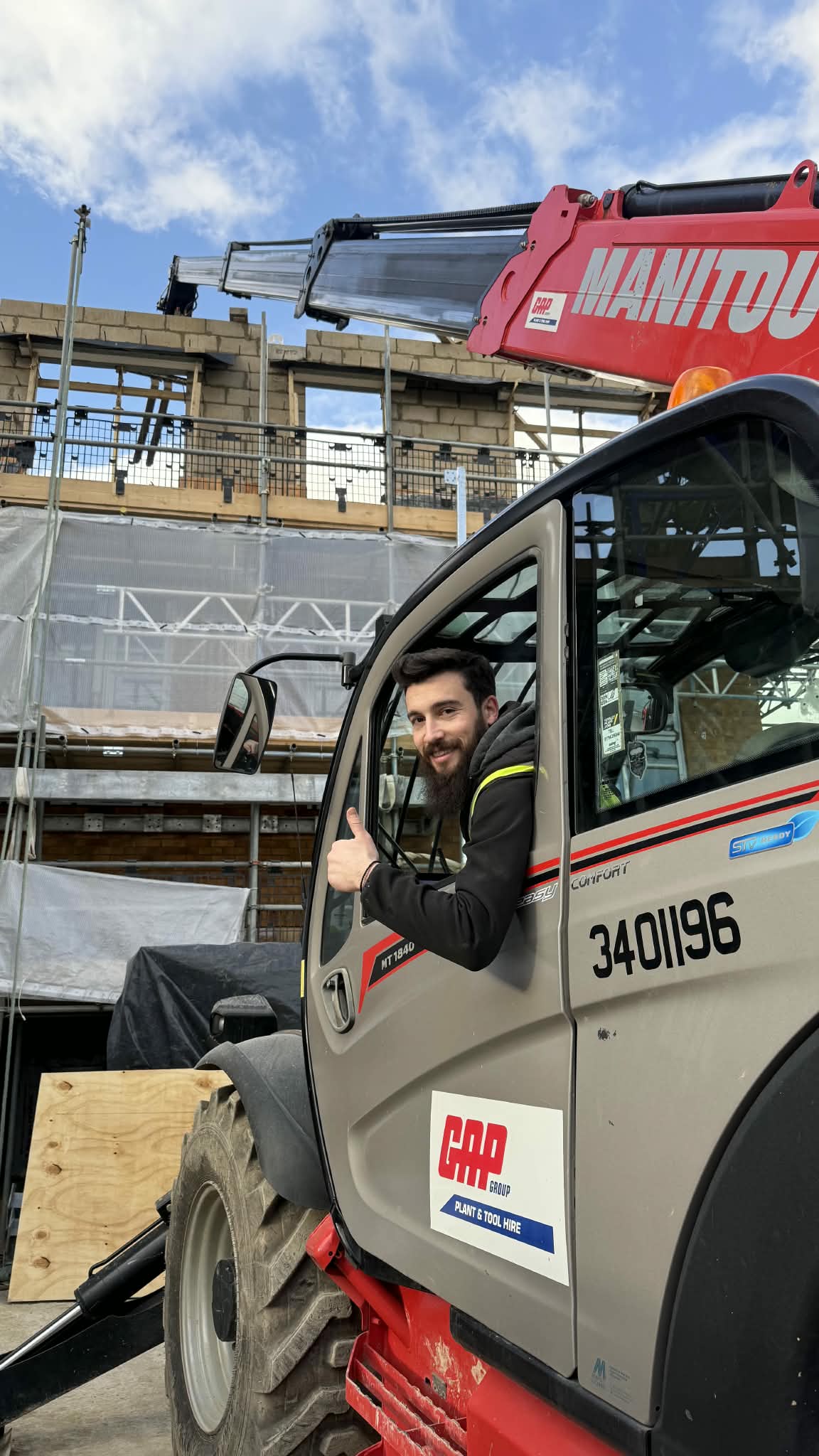 Preotul de pe șantier: Povestea părintelui Nicolae, care zidește suflete în pauza de masă — „Nu suntem singuri printre străini dacă Îl avem pe Hristos cu noi”