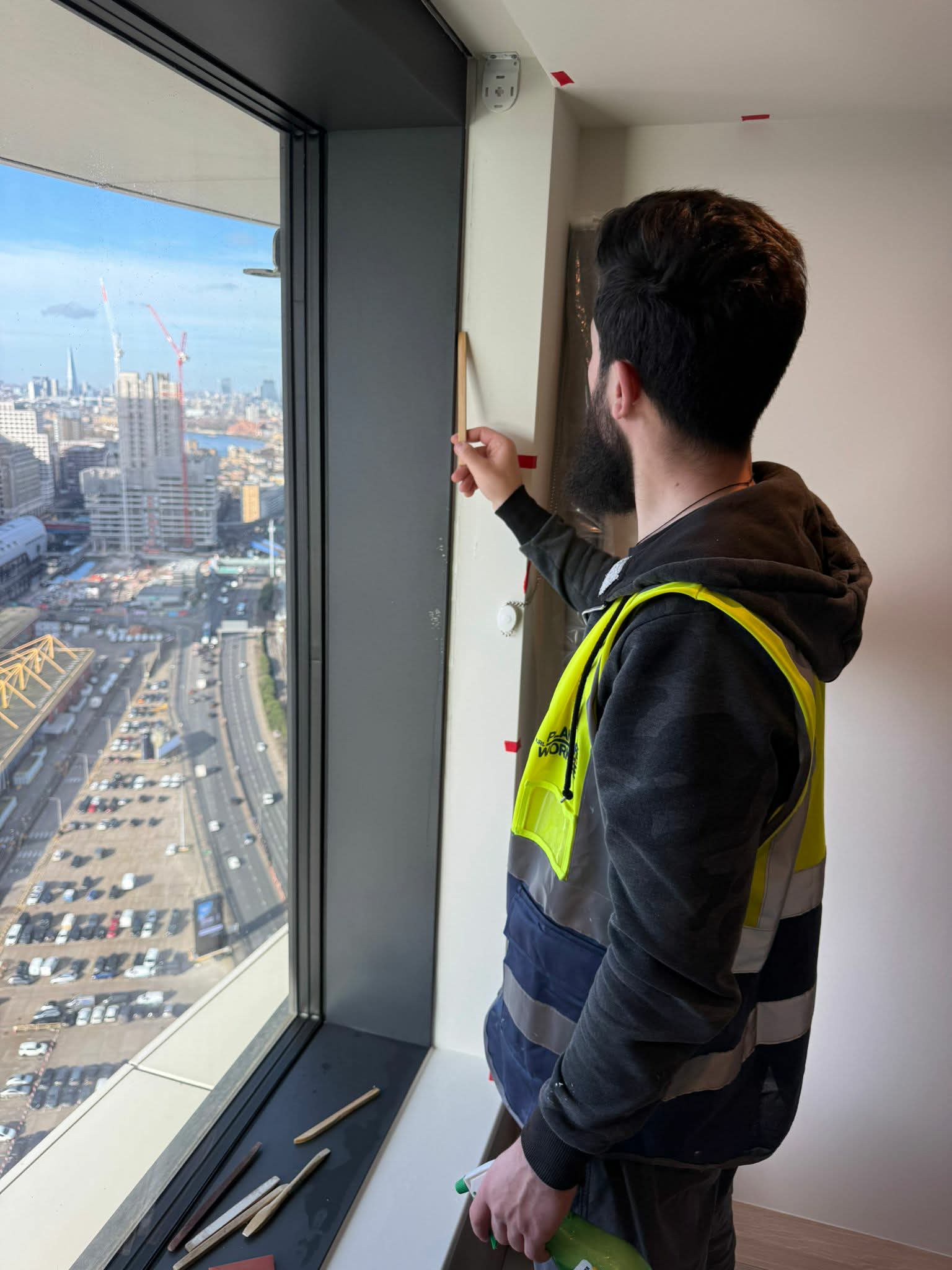 Preotul de pe șantier: Povestea părintelui Nicolae, care zidește suflete în pauza de masă — „Nu suntem singuri printre străini dacă Îl avem pe Hristos cu noi”