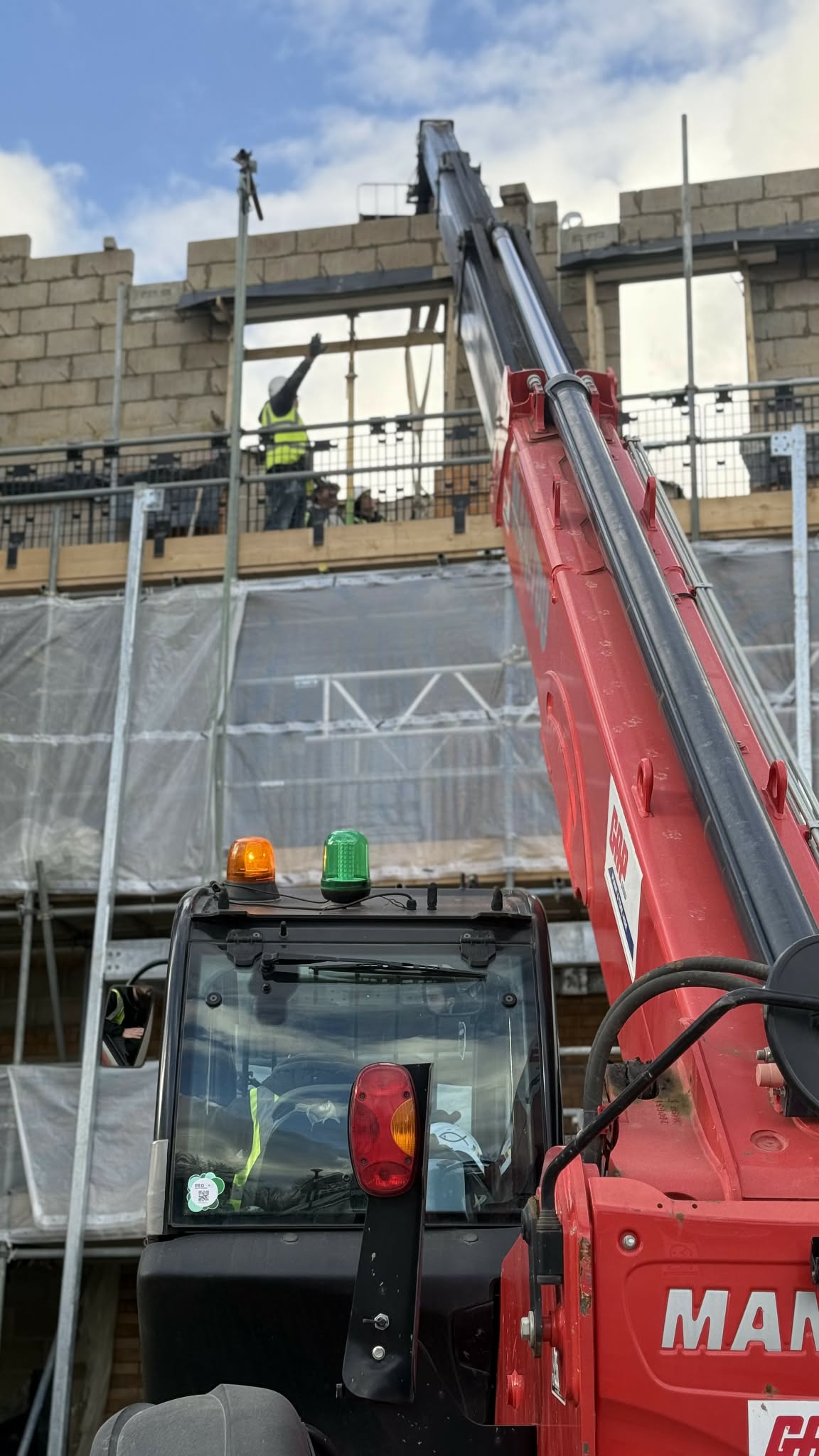 Preotul de pe șantier: Povestea părintelui Nicolae, care zidește suflete în pauza de masă — „Nu suntem singuri printre străini dacă Îl avem pe Hristos cu noi”