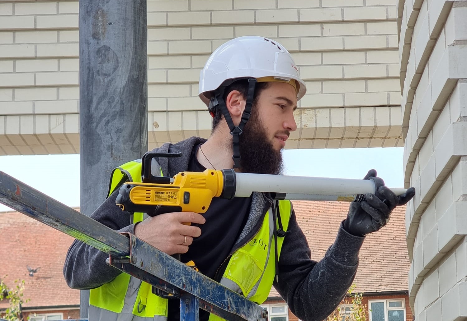 Preotul de pe șantier: Povestea părintelui Nicolae, care zidește suflete în pauza de masă