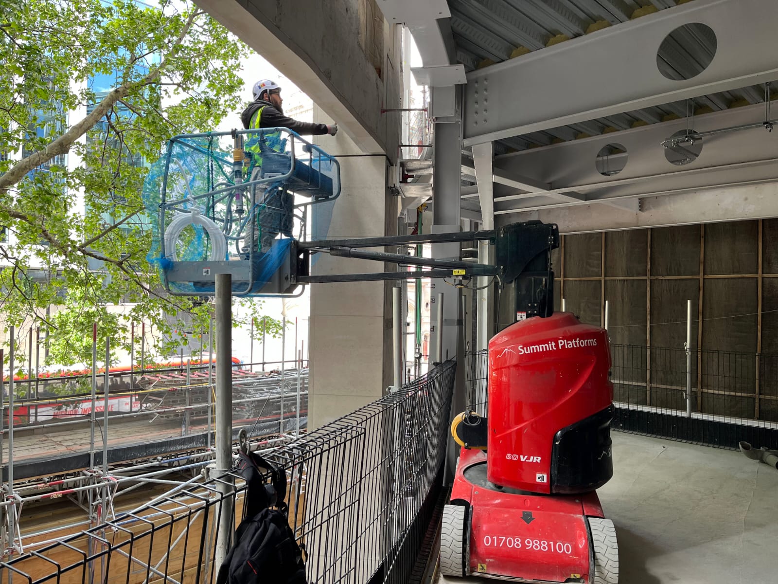 Preotul de pe șantier: Povestea părintelui Nicolae, care zidește suflete în pauza de masă — „Nu suntem singuri printre străini dacă Îl avem pe Hristos cu noi”