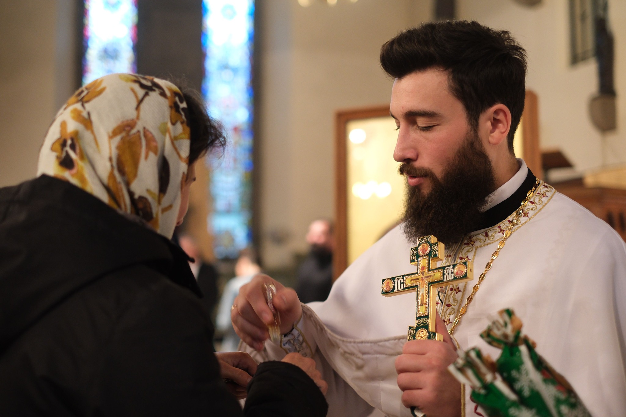 Preotul de pe șantier: Povestea părintelui Nicolae, care zidește suflete în pauza de masă — „Nu suntem singuri printre străini dacă Îl avem pe Hristos cu noi”