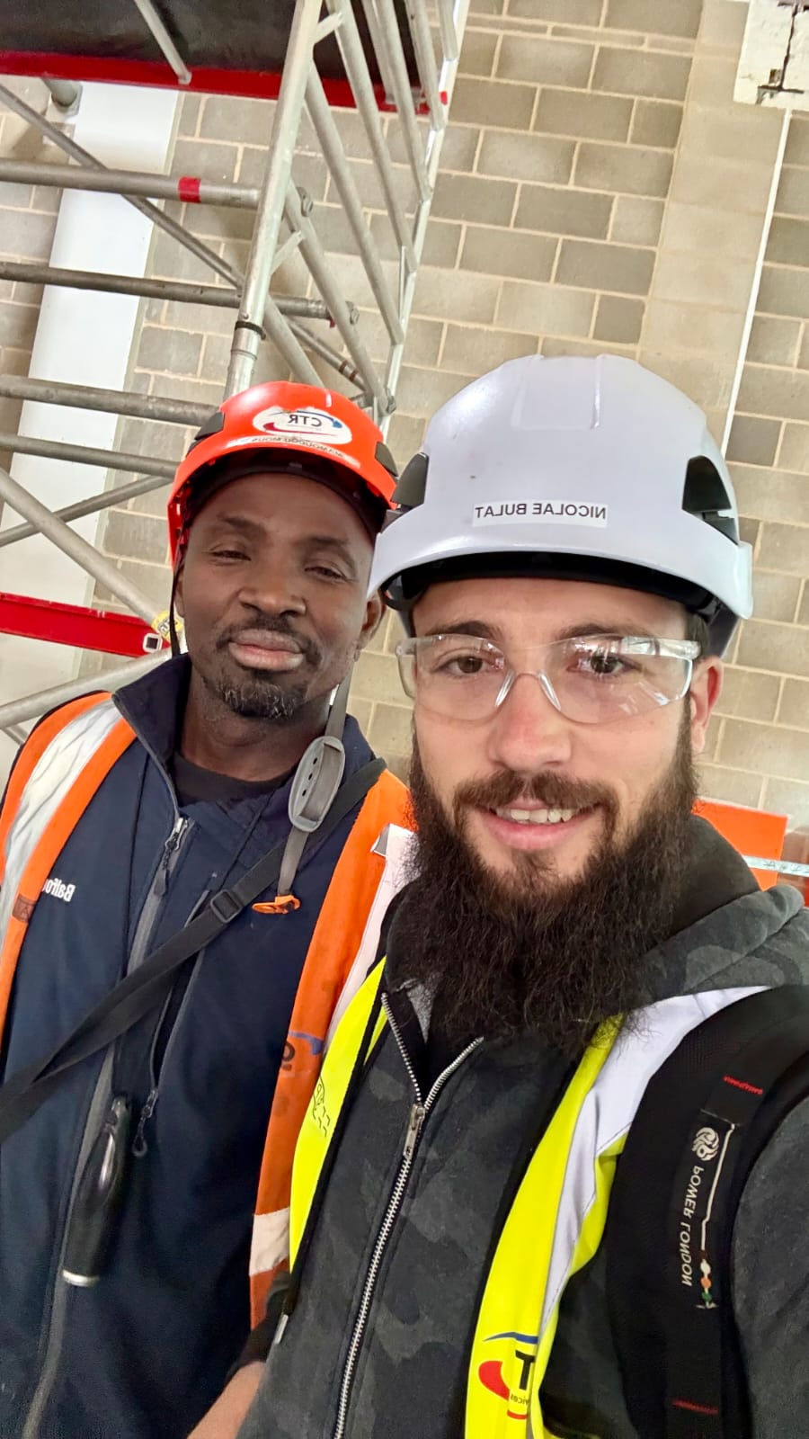 Preotul de pe șantier: Povestea părintelui Nicolae, care zidește suflete în pauza de masă — „Nu suntem singuri printre străini dacă Îl avem pe Hristos cu noi”