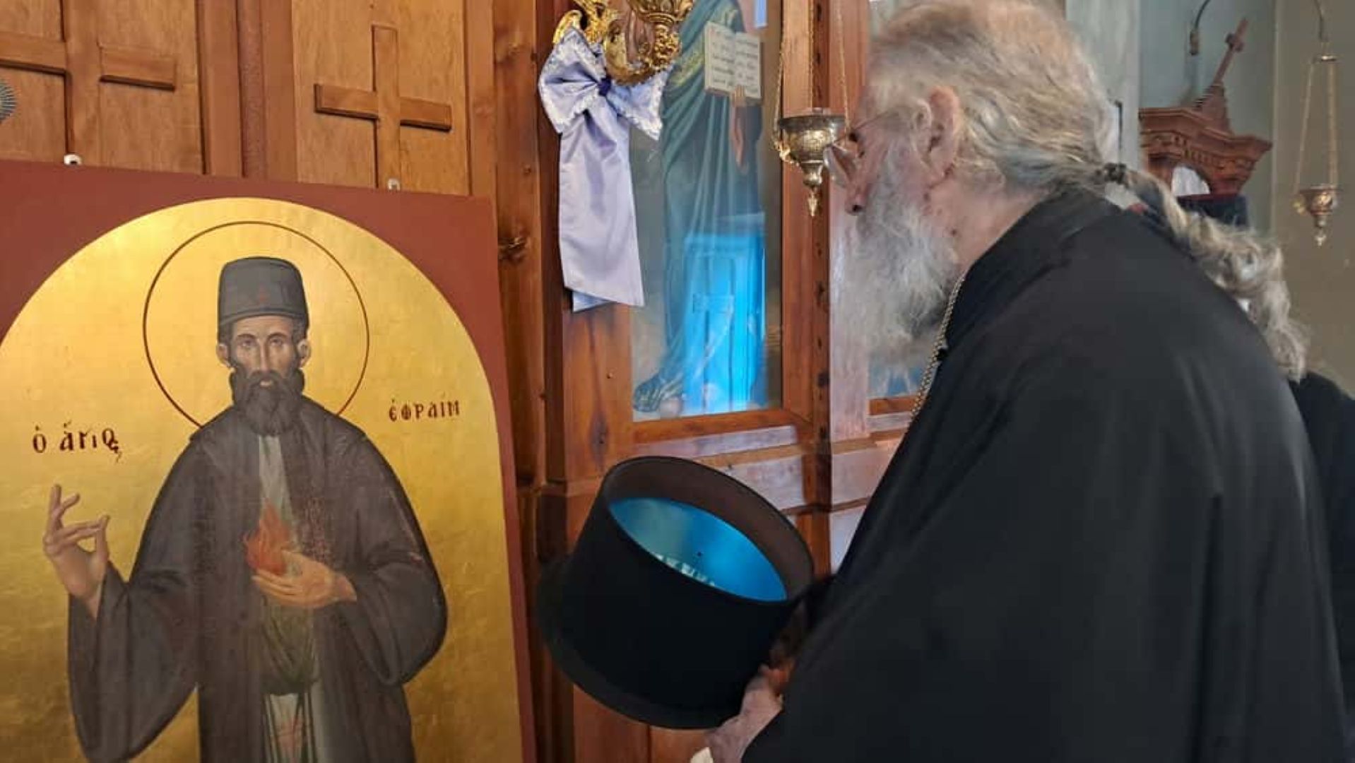 O icoană Sfântului Efrem cel Nou a izvorât mir într-un spital din Kalymnos (Grecia)