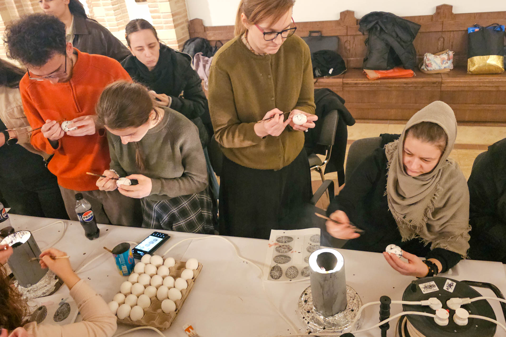 Studenții Facultății de Teologie învață arta tradițională a încondeierii ouălor