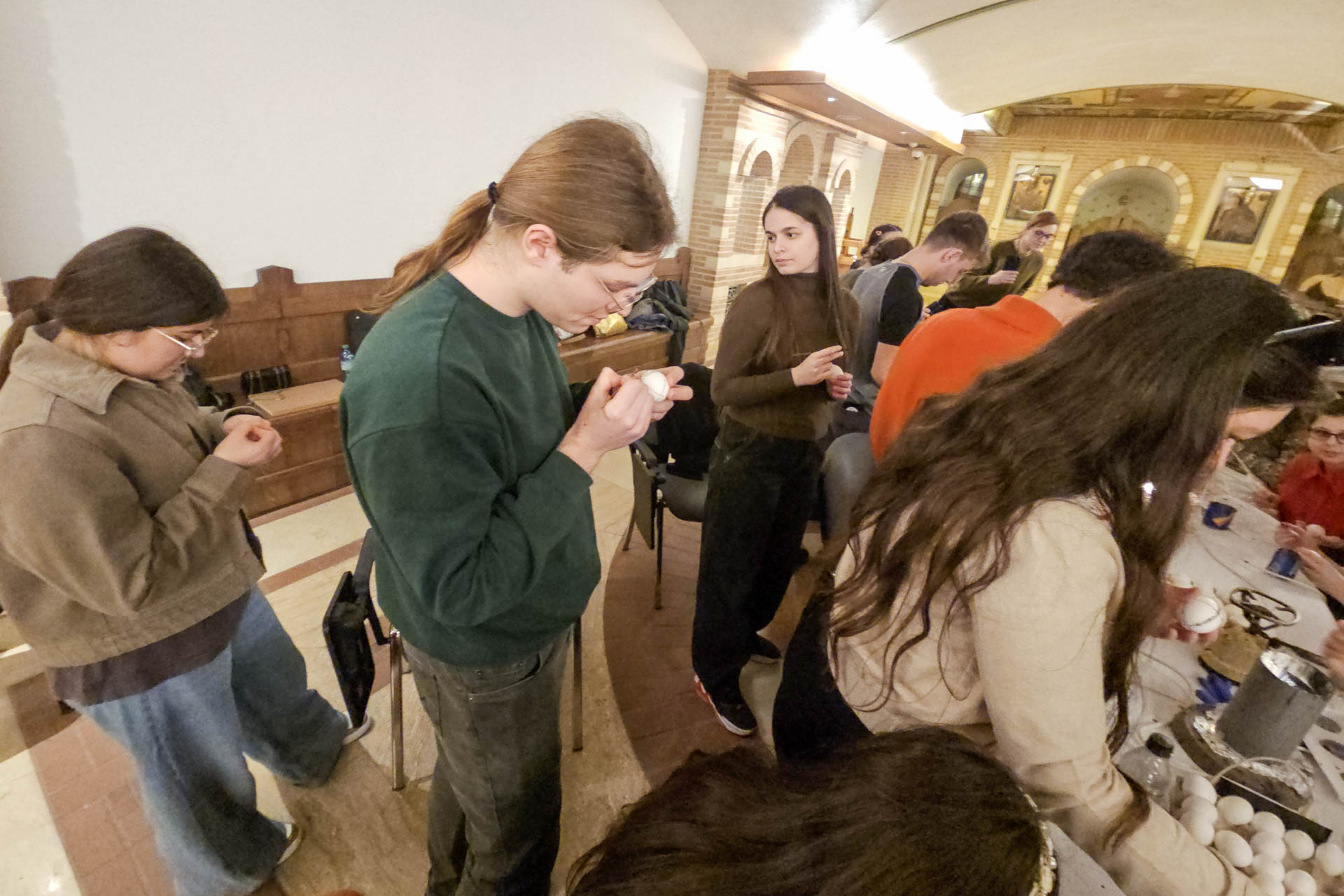 Studenții Facultății de Teologie învață arta tradițională a încondeierii ouălor