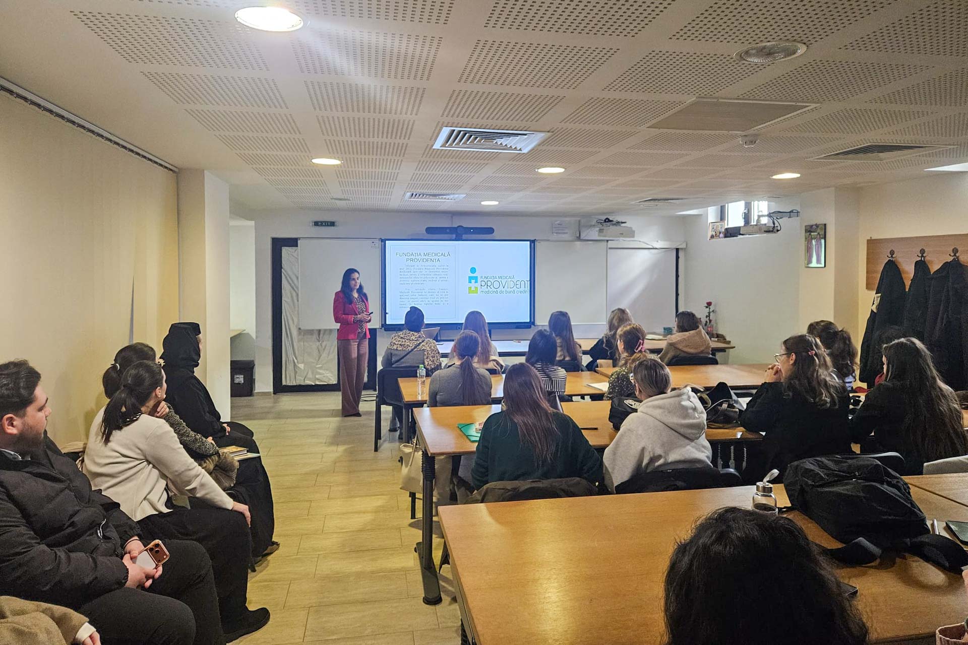 Studenții teologi din Iași au participat la o prelegere despre intervenția socială în mediul medical