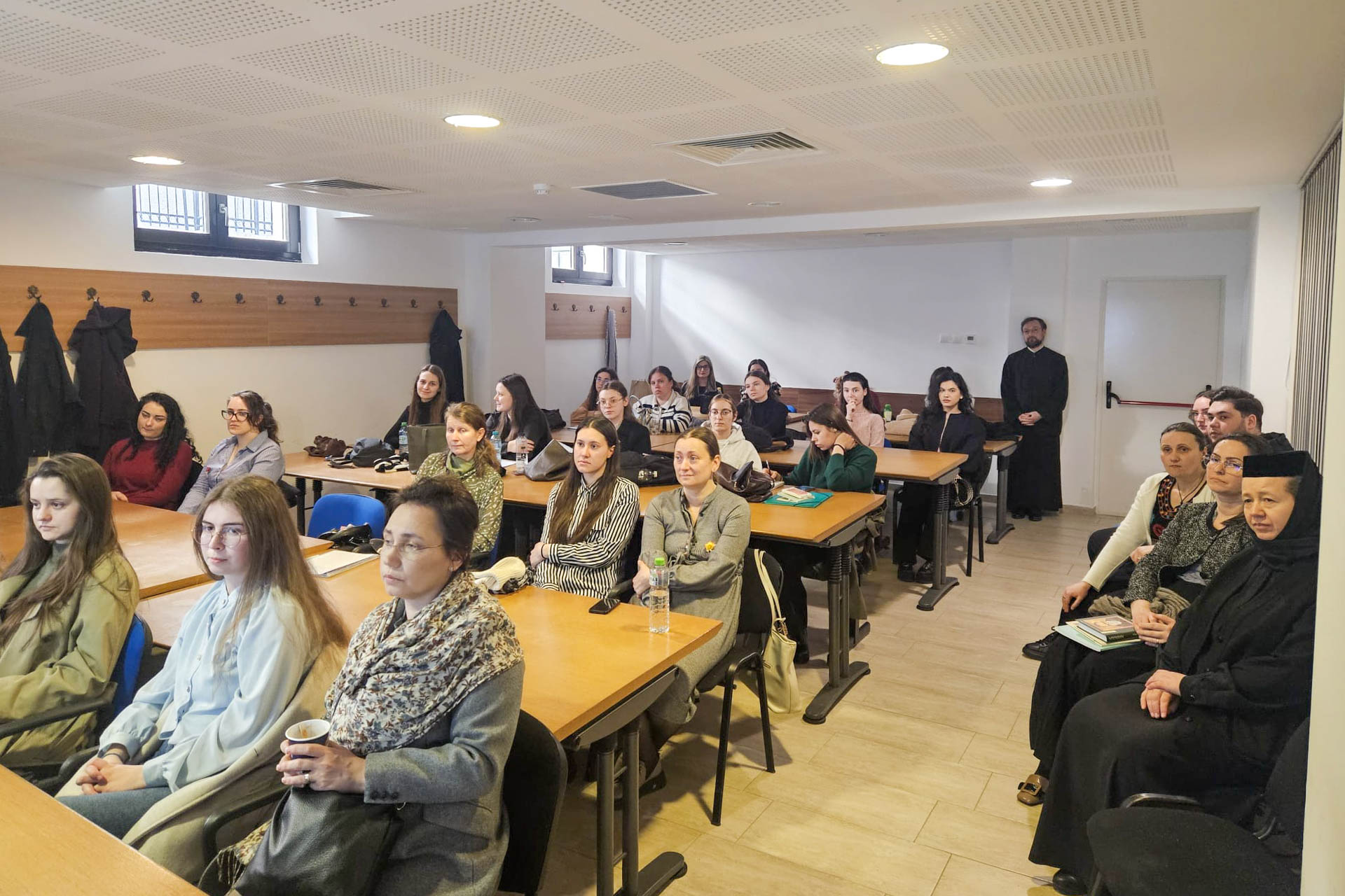 Studenții teologi din Iași au participat la o prelegere despre intervenția socială în mediul medical