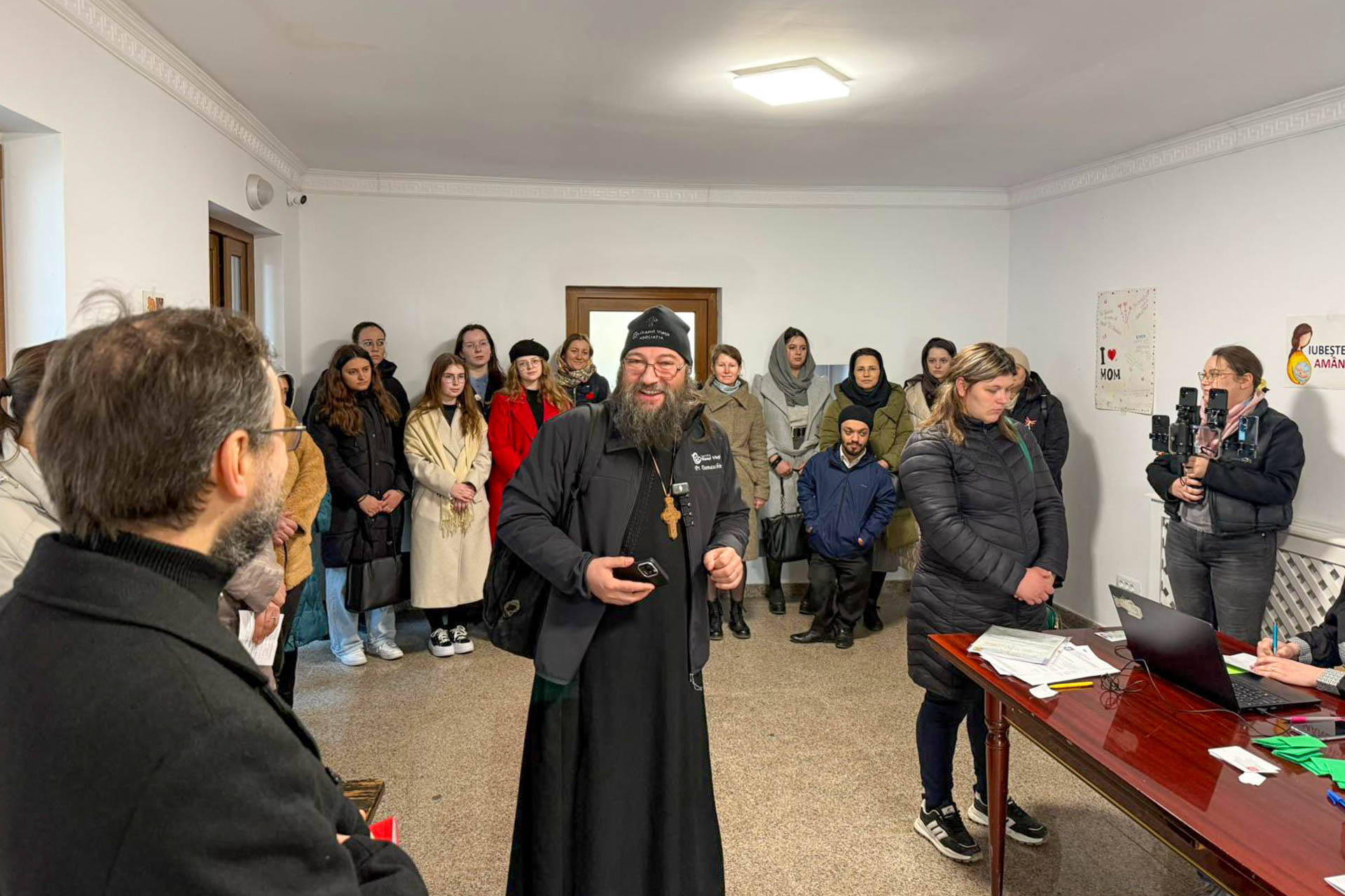 Studenții teologi din Iași, implicați într-o activitate Pro Vita dedicată mamelor și copiilor vulnerabili