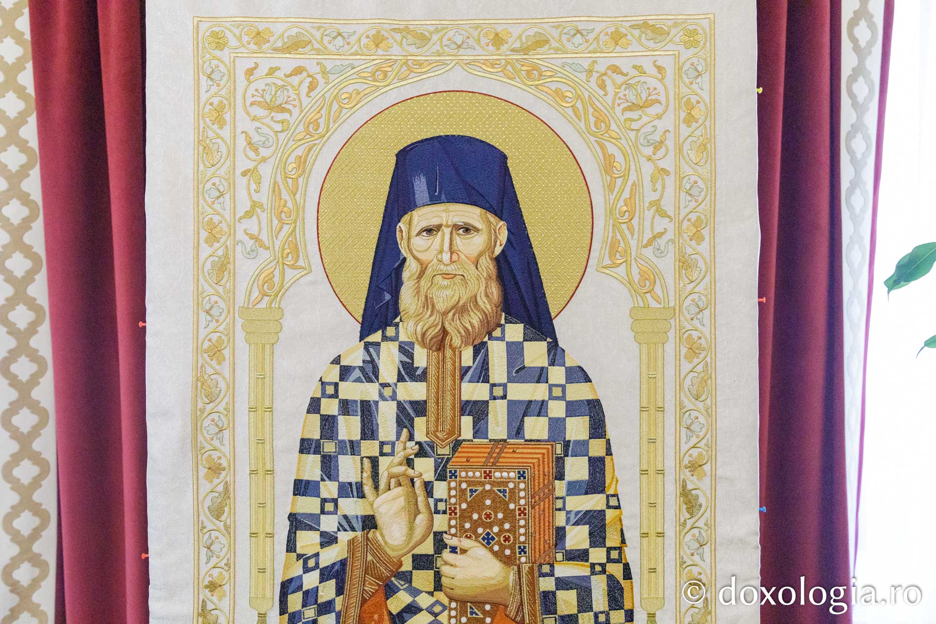 Pictat cu ac și ață: povestea primului veșmânt al Sfântului Dometie de la Râmeț