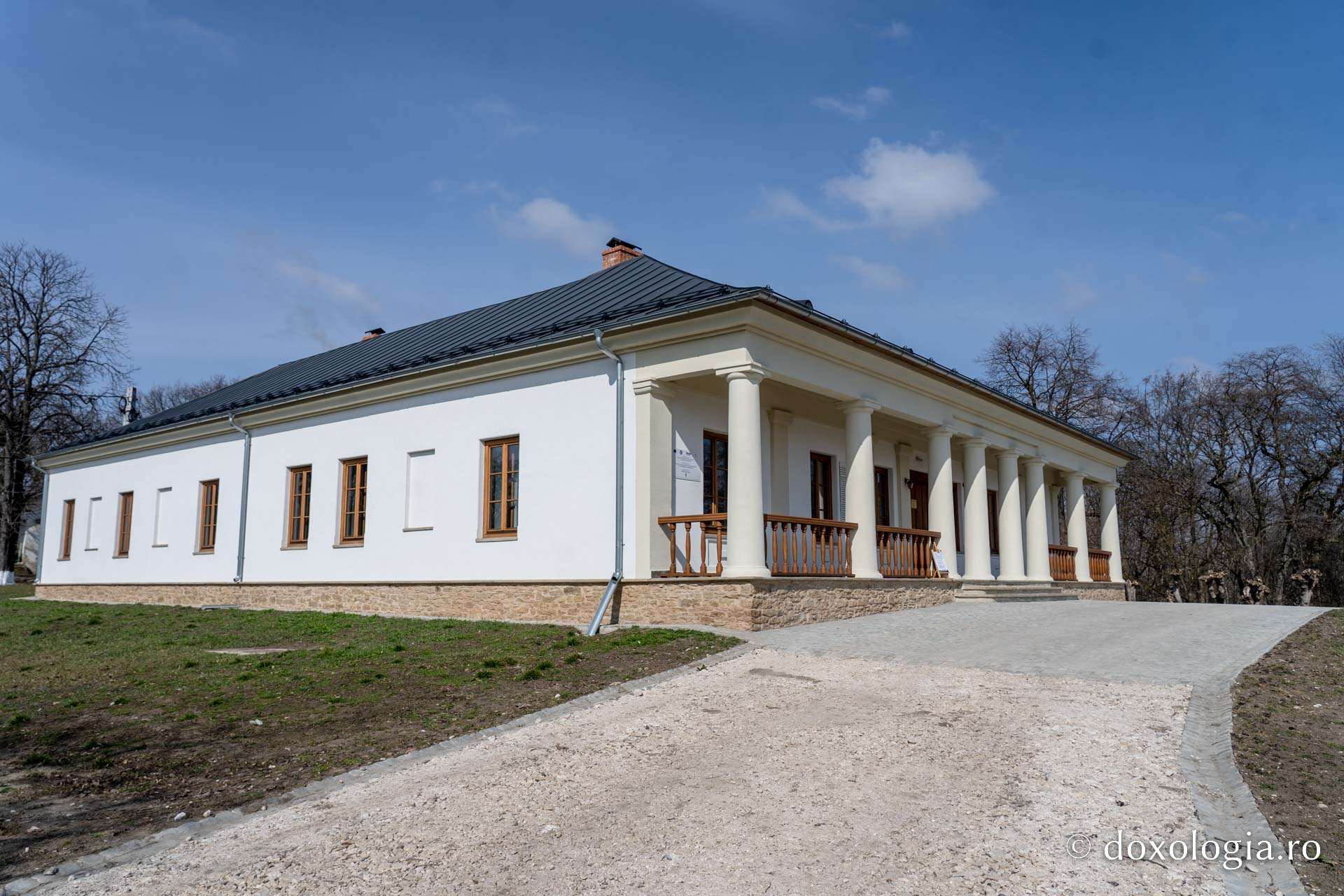 Ziua Mondială a Poeziei, sărbătorită la conacul lui Ion Pillat din Miorcani: 20 de scriitori și oameni de cultură au recitat din creația poetului