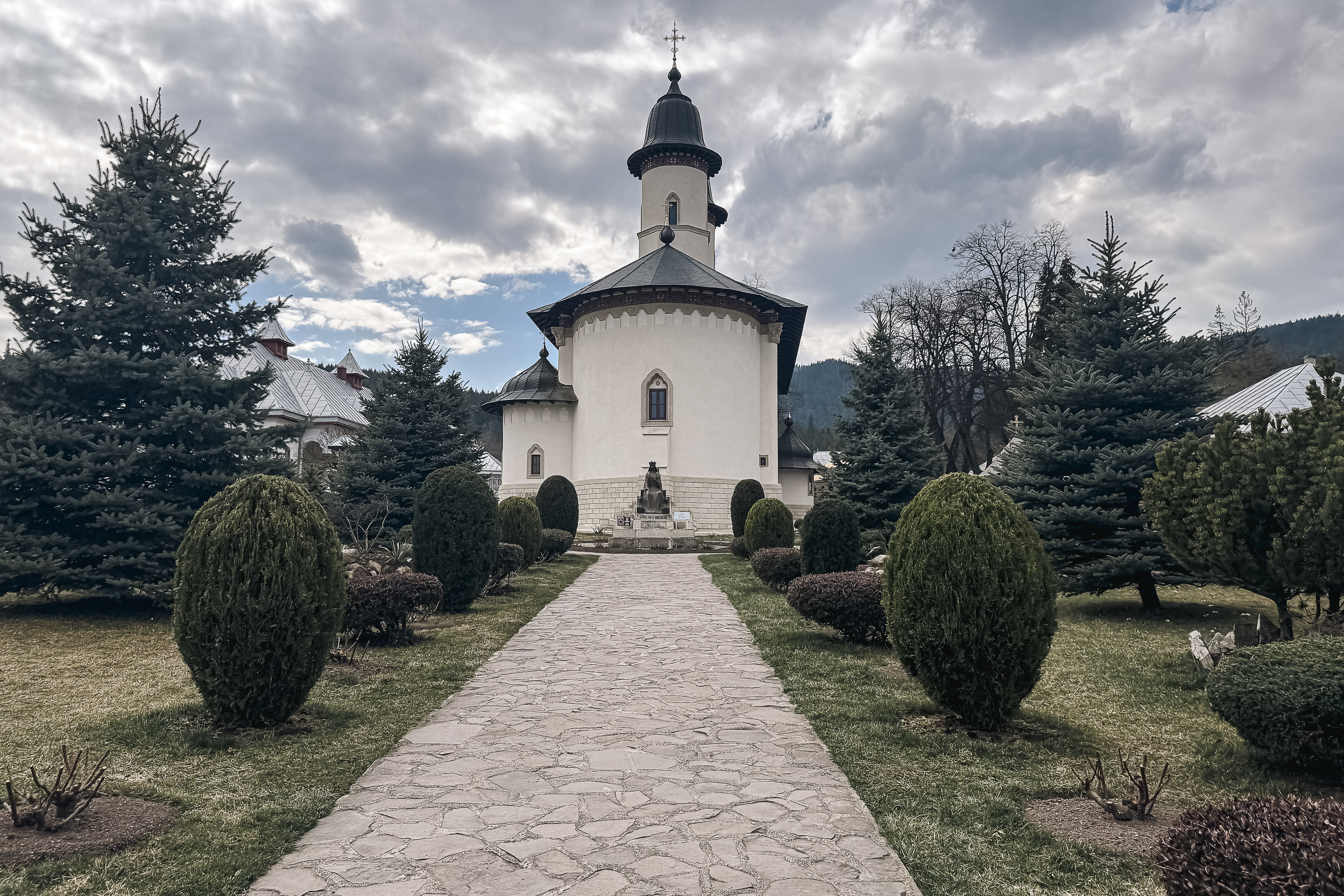 Maica Fotinia și lecția florilor de la Văratec – „Oamenii au țepi mai greu de rupt”