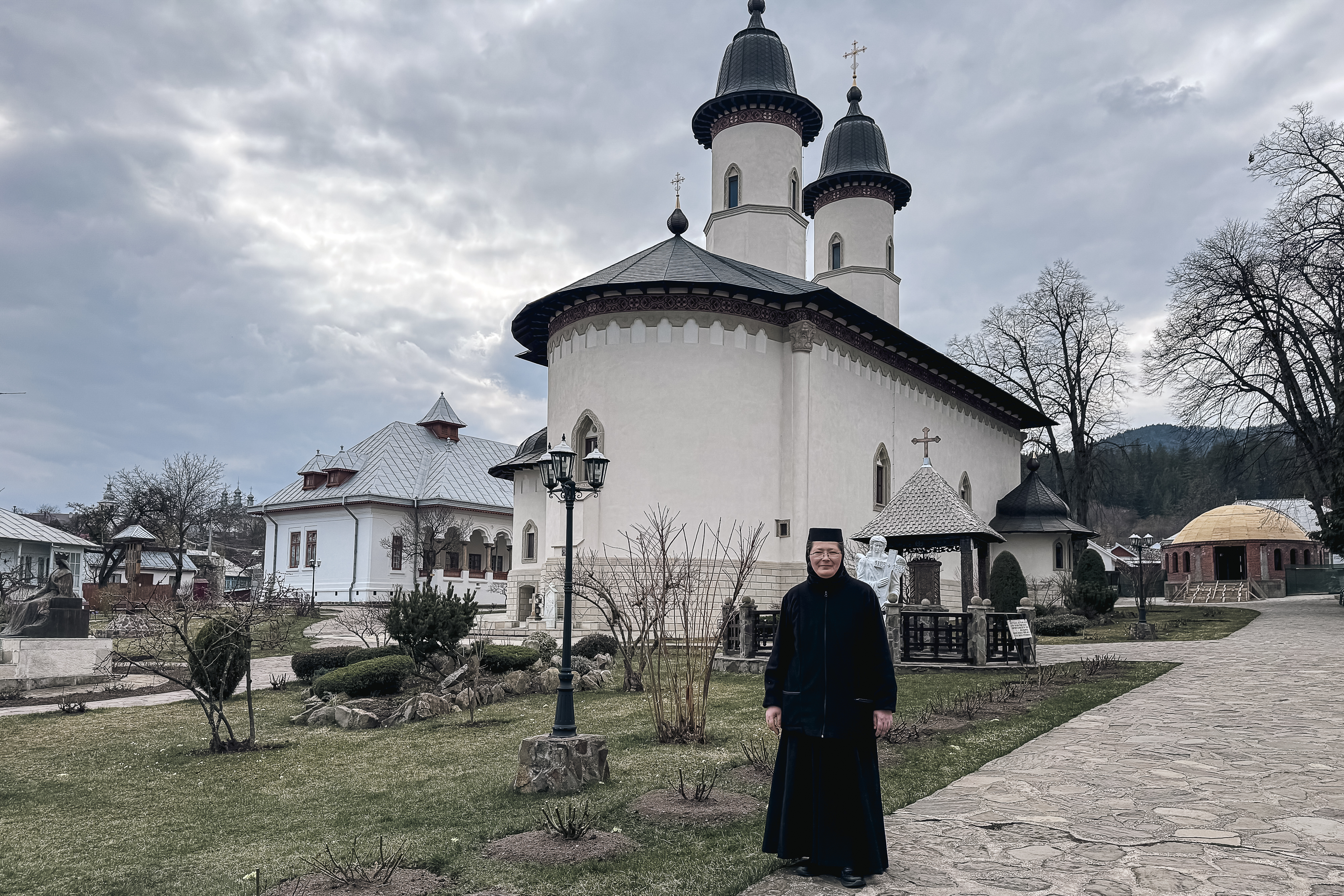 Maica Fotinia și lecția florilor de la Văratec – „Oamenii au țepi mai greu de rupt”