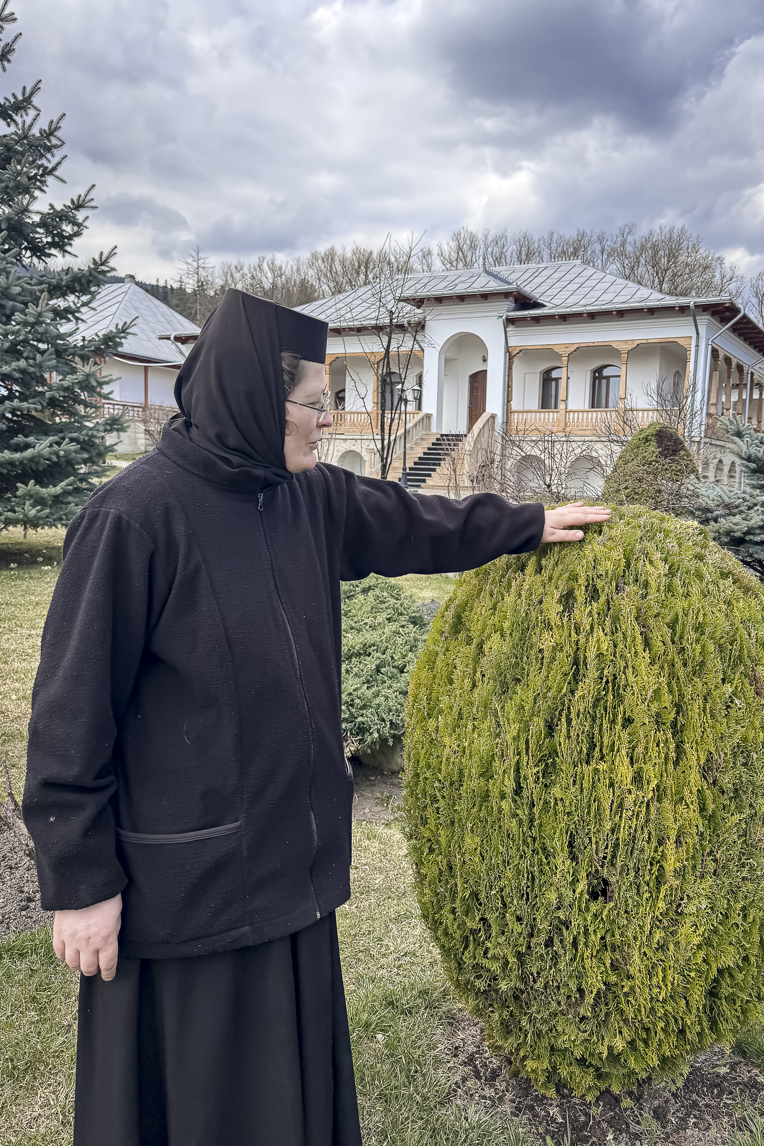 Maica Fotinia și lecția florilor de la Văratec – „Oamenii au țepi mai greu de rupt”