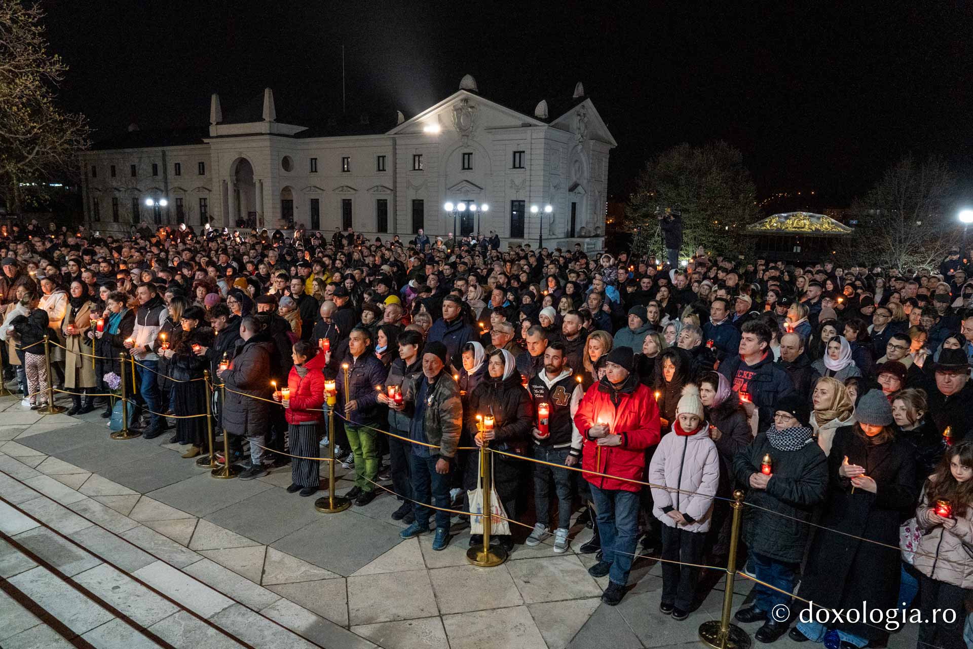 O mare de Lumină, o bucurie imensă, un singur glas: „Hristos a înviat!”| Praznicul Învierii Domnului, la Iași