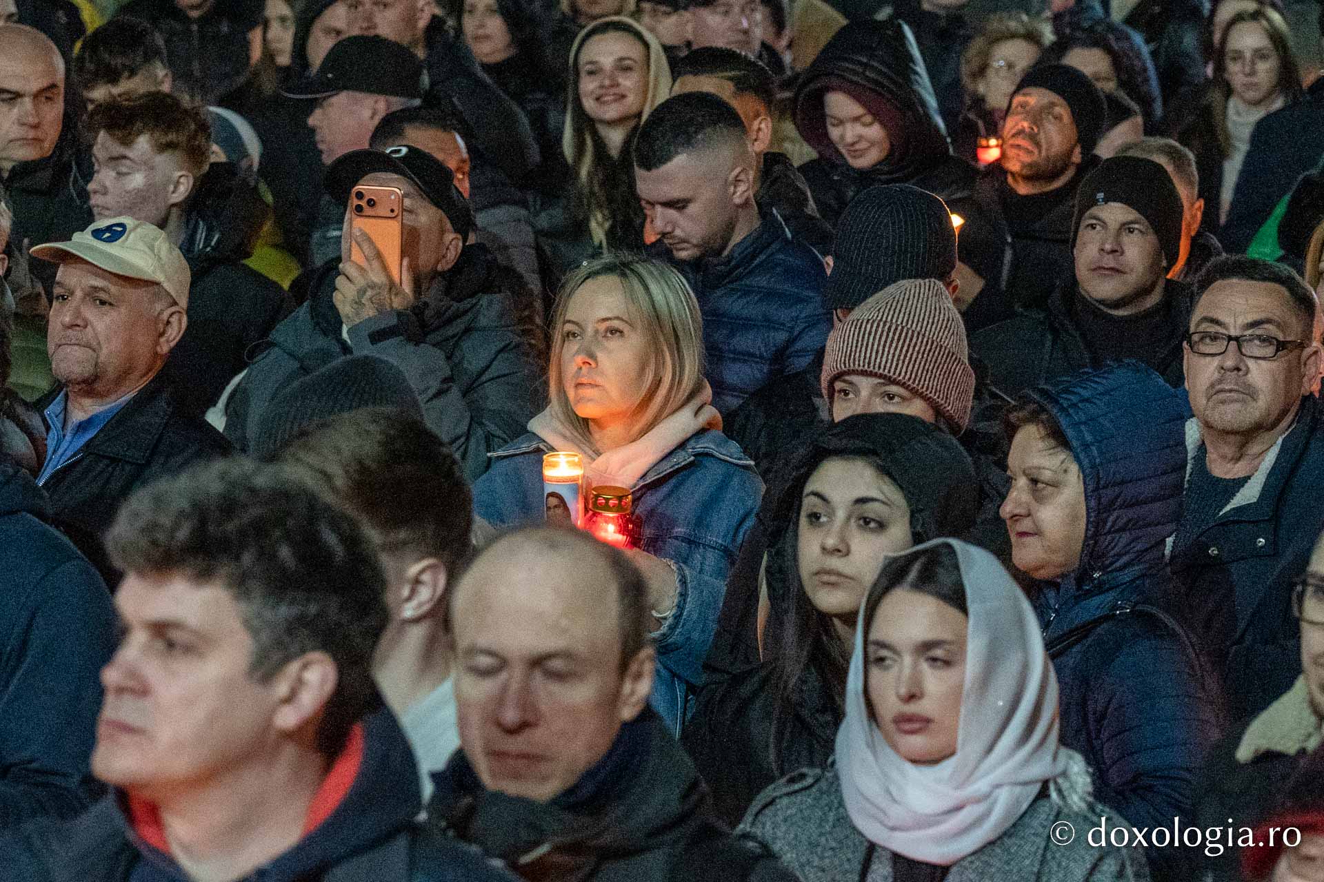 O mare de Lumină, o bucurie imensă, un singur glas: „Hristos a înviat!”| Praznicul Învierii Domnului, la Iași