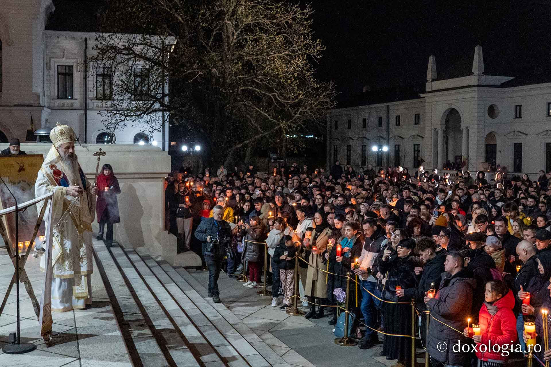 O mare de Lumină, o bucurie imensă, un singur glas: „Hristos a înviat!”| Praznicul Învierii Domnului, la Iași