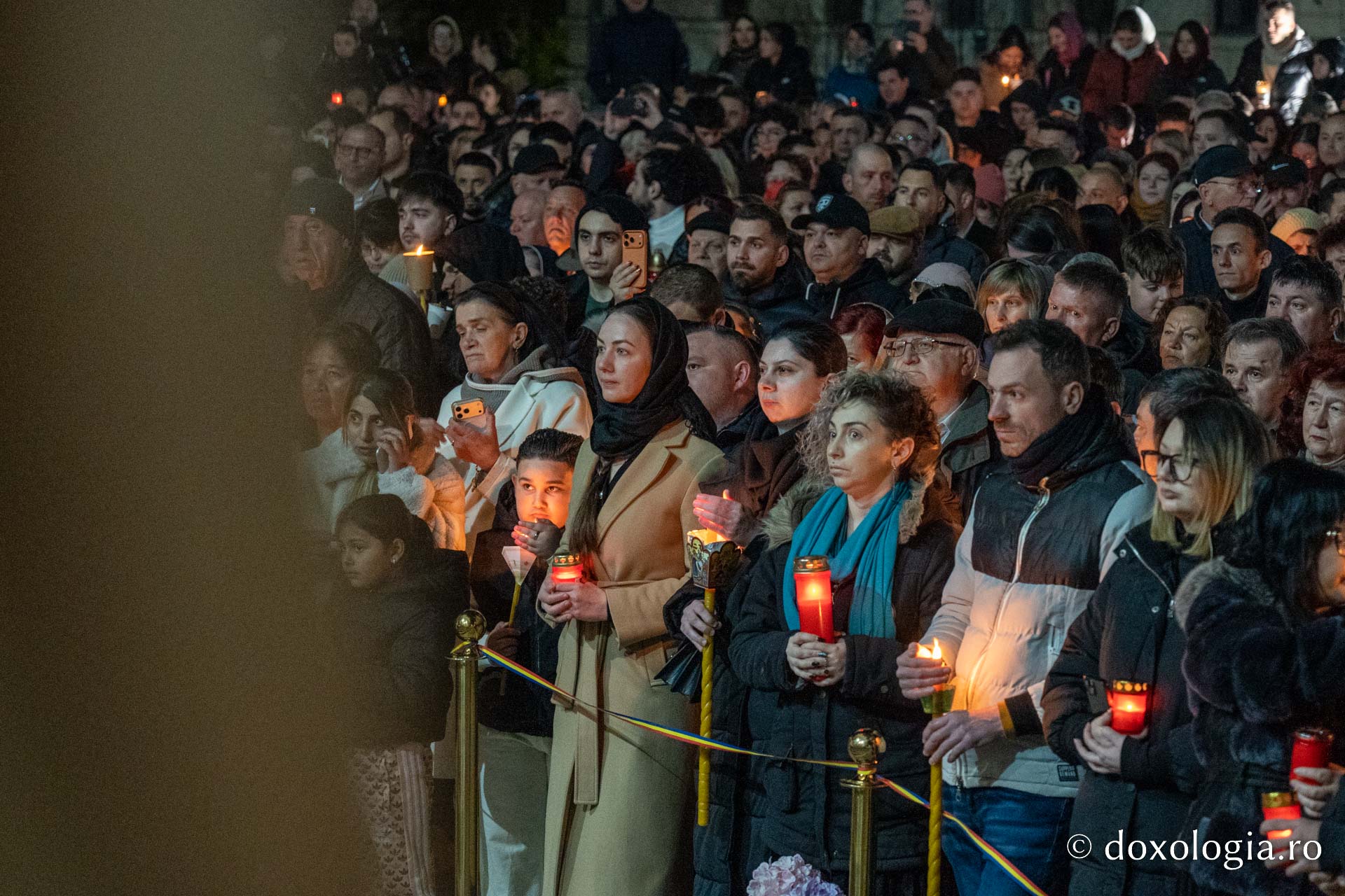 O mare de Lumină, o bucurie imensă, un singur glas: „Hristos a înviat!”| Praznicul Învierii Domnului, la Iași