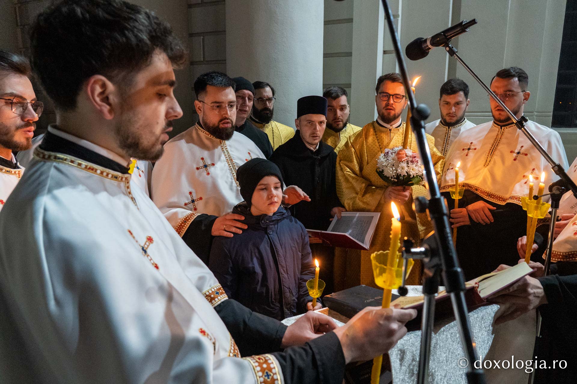 O mare de Lumină, o bucurie imensă, un singur glas: „Hristos a înviat!”| Praznicul Învierii Domnului, la Iași